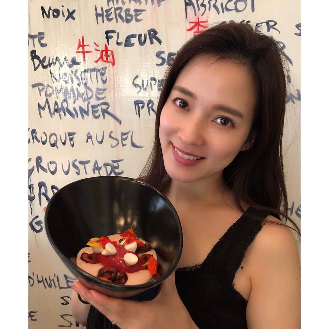 のインスタグラム：「フランスでは革命記念日🇫🇷パレードや花火で街全体がお祝いをしています。230年前の今日、数えきれないドラマがあったのですね。 ・ さて、今夜22:15〜TBS系「林先生の初耳学」に双子の妹 @aaaaaaaa_chan 亜希子が出演します📺私もちょこっとだけ映るかも？うふふ。ぜひご覧くださいね🐹 ・ #パリ #家電 #家電好き  #家電女優 #奈津子 #なつこのフランス旅 #デザートの量が尋常じゃない」