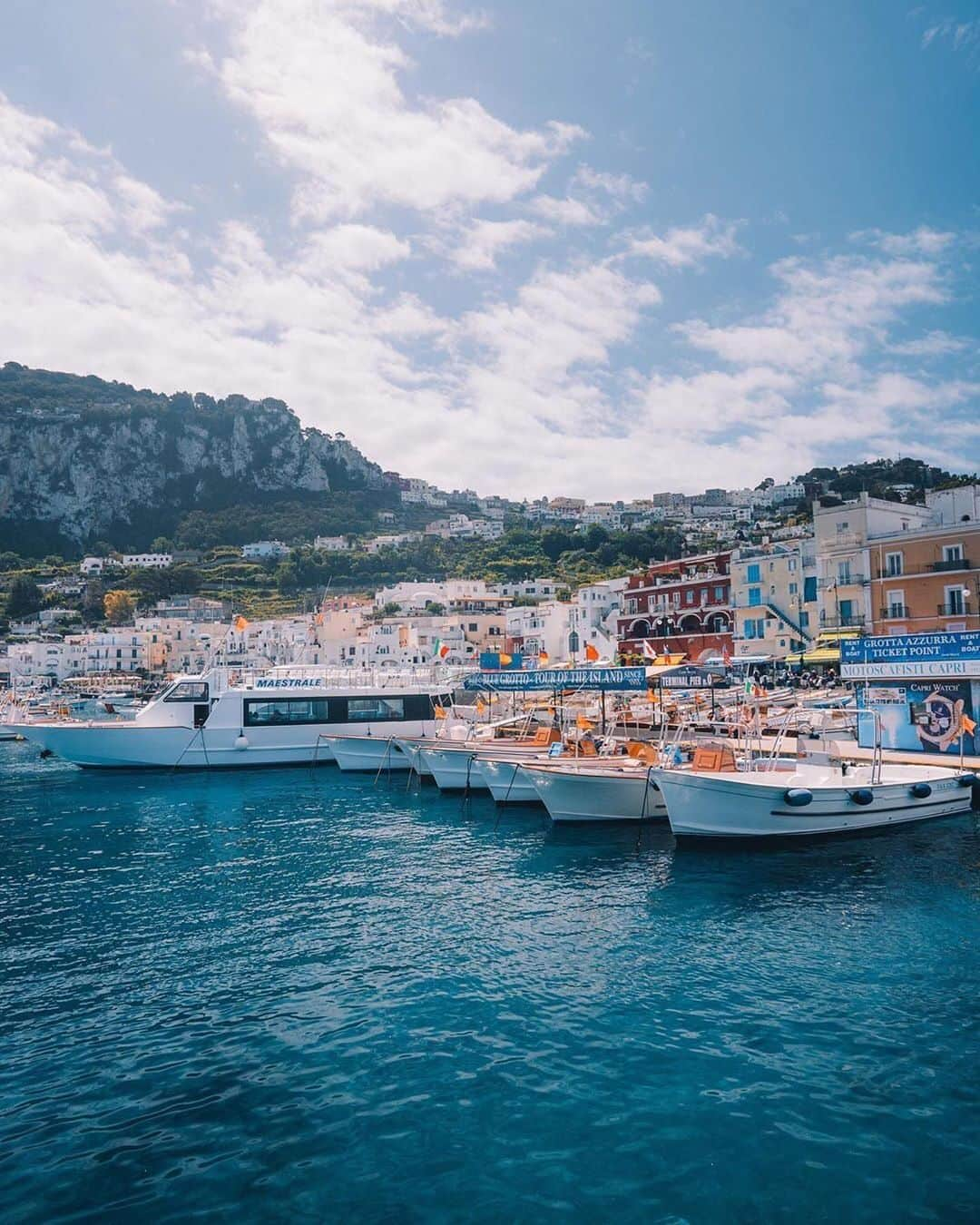 ELLE Magazineさんのインスタグラム写真 - (ELLE MagazineInstagram)「A trip to the #AmalfiCoast is a swipe away ➡ #instatravELLE #regram @erubes1」7月15日 2時36分 - elleusa