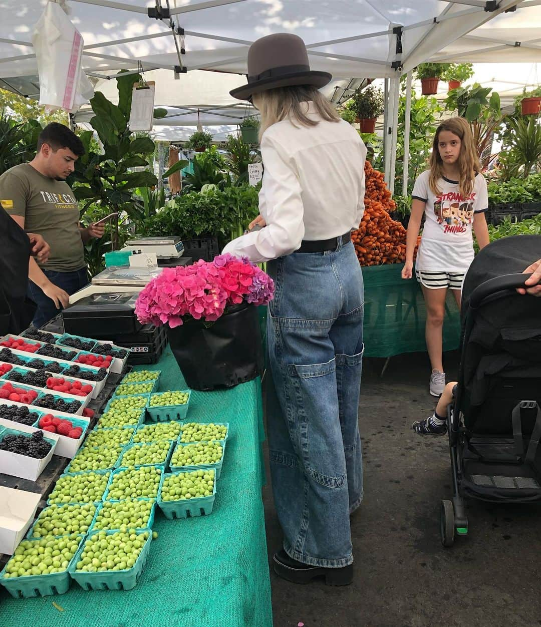 ナンシー・マイヤーズさんのインスタグラム写真 - (ナンシー・マイヤーズInstagram)「@diane_keaton and I went to the Farmer’s Market this morning. She carried my pink hydrangeas. First time she has ever been that close to anything pink. But how about those jeans! 😍」7月15日 2時42分 - nmeyers