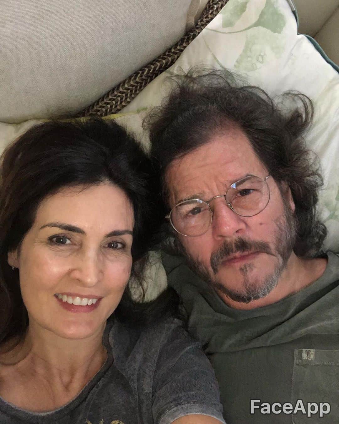 ファチマ・ベルナルデスのインスタグラム：「Acordamos assim hoje.😉 ❤️#minhavezdeseramaisnova #brincadeirinha #cadaminutoimporta」