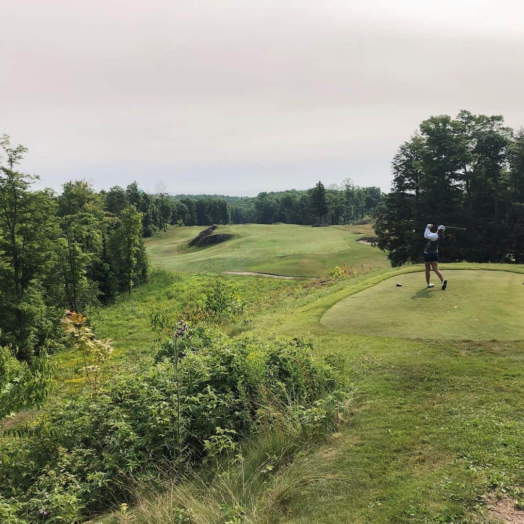 ヴィッキー・ハーストさんのインスタグラム写真 - (ヴィッキー・ハーストInstagram)「Big thank you to Head Professional Marc Gilmore and the rest of the team at Marquette golf club  @golfgreywalls  for an amazing bucket list golf experience. If you're ever in the Upper Peninsula of Michigan, do yourself a favor and play a round at Greywalls. #PureMichigan #Views #LakeSuperior」7月15日 1時16分 - vickyhurst