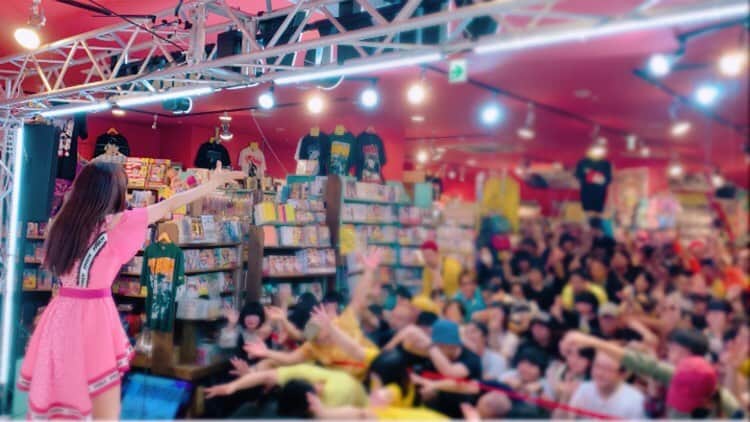 ぱいぱいでか美のインスタグラム：「ヴィレッジヴァンガード渋谷本店さま2周年おめでとうございます❤︎ 楽しかった〜 ꙳ #ヴィレッジヴァンガード #villagevanguard  #渋谷 #グルメタウン #卵と私 ←ご贔屓にどうぞ ꙳ 今日は渋谷ヴィレヴァン2周年記念イベントに出演させて頂きました〜！ カラオケ大会とライブ！ カラオケでは藤本美貴さんの『ロマンティック浮かれモード』を歌いました！ 流石全ての世代のヲタクに通じる共通言語ロマモー。 盛り上がってもらえて嬉しかったです！ そして改めてヴィレヴァン渋谷本店さま、2歳おめでとうございます！ また大変お世話になるかと思いますのでその時はよろしくお願いします❤︎ . ライブも楽しかった！2現場あって新宿ロフトも最高でした。 1ヶ月くらいライブあいてたから楽しさエグかったありがと おまいつも初めましてのみんなもまた会おうねー☻ 絵恋ちゃんと一日一緒なのも楽しかった！」