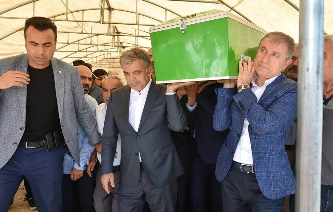 アブドゥラー・ギュルのインスタグラム：「11. Cumhurbaşkanımız Abdullah Gül, 22. Dönem Şanlıurfa Milletvekili Faruk Bayrak'ın babası H. Hadi Bayrak için Şanlıurfa'nın Hilvan ilçesinde düzenlenen cenaze ve defin törenine katıldı. 📸: @birol.afsar」