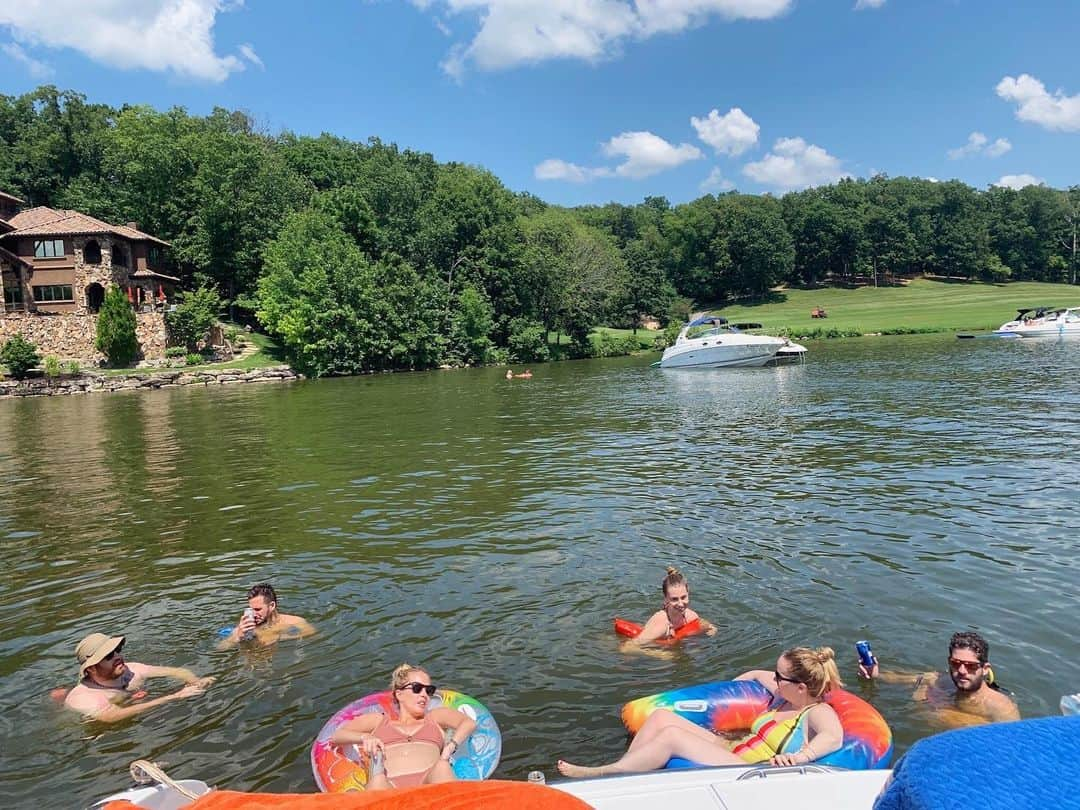 ホイットニー・ポートさんのインスタグラム写真 - (ホイットニー・ポートInstagram)「We have been going to Lake of the Ozark in Missouri since I was born. I have the BEST memories there and love it more than I can explain. Since my dad passed, going there has been bittersweet. I get so excited to go but when I’m there all I can think about is him. I want to take my family there forever, but I need to figure out how to separate the sadness from the fun so we can make new memories and give Sonny the gift I got.」7月15日 1時24分 - whitneyeveport