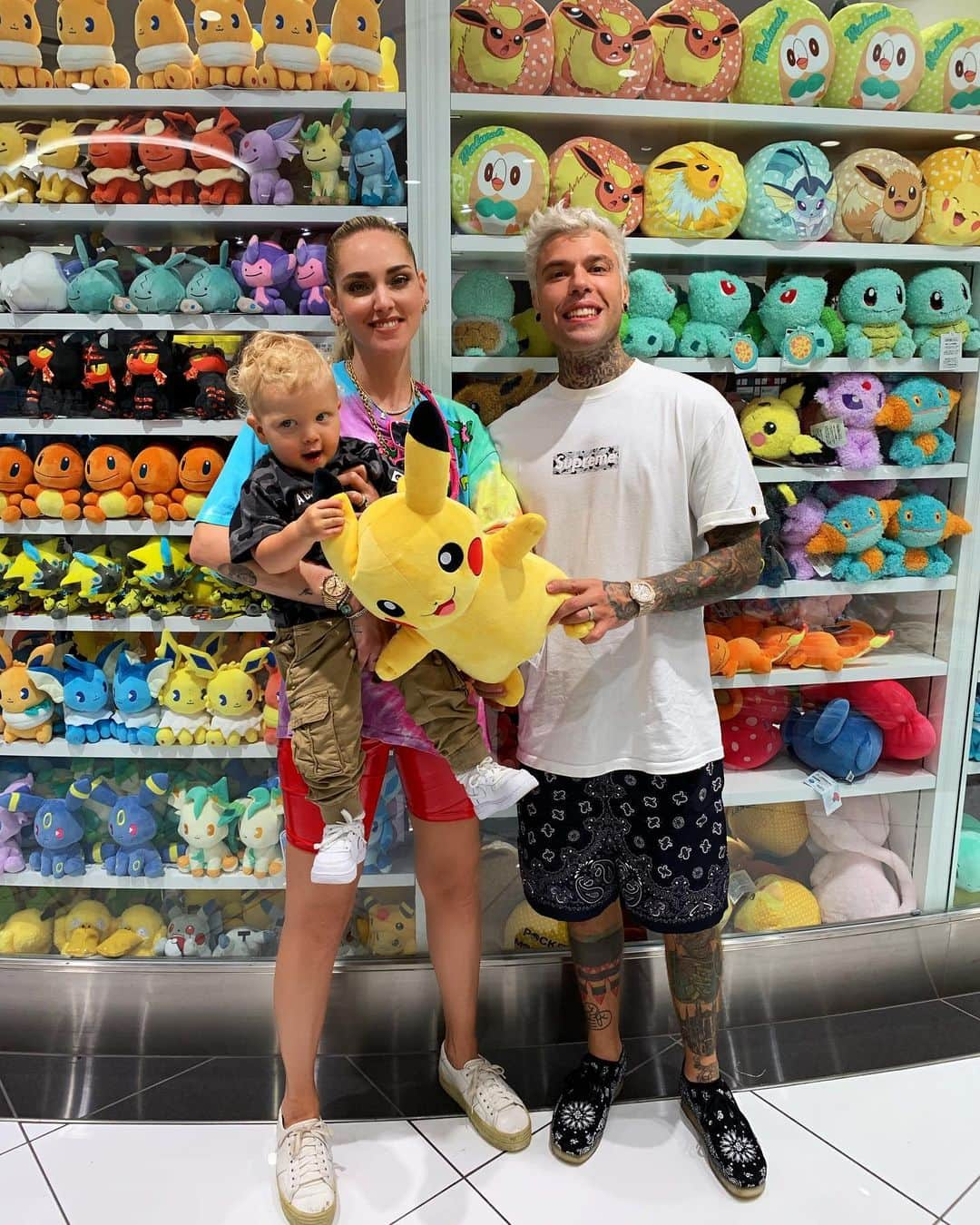 キアラ・フェラーニさんのインスタグラム写真 - (キアラ・フェラーニInstagram)「Leo loved the Pokemon center 😍 #TheFerragnez」7月15日 1時17分 - chiaraferragni