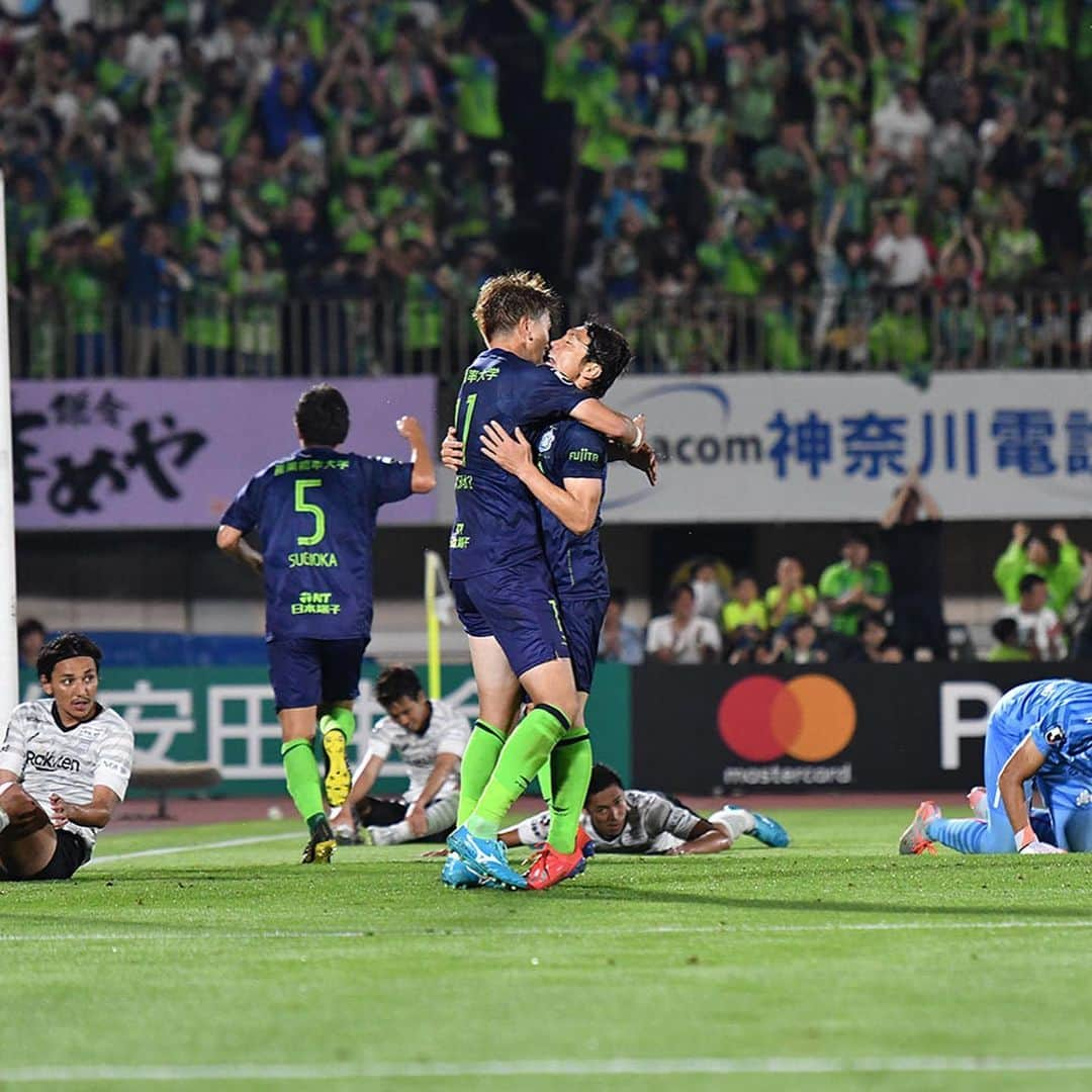 湘南ベルマーレさんのインスタグラム写真 - (湘南ベルマーレInstagram)「【Today's Shot／神戸戦】 3-1WIN‼️✨ これぞ湘南スタイル👍👍 一体感のあるハードワークを90分間貫き、逆転勝利。 ・ 前半に失点を許すも、ハーフタイムに「最後までしっかり顔を上げて、俺たちの戦いを変えるなよ」という監督の言葉で送り出された後半、山﨑選手のゴールでまずは同点に。 74分には杉岡選手のゴールで逆転、78分にはフレイレ選手のゴールで3-1とし、素晴らしい内容で勝利を手にしました🙌 ・ スタジアム全体が揺れるような、ホームで踊るダンスの一体感もすごかったです💃🕺 今日も最高の応援、ありがとうございました‼️ ・ #湘南 #ベルマーレ #湘南ベルマーレ #bellmare #acceleration #加速 #たのしめてるか #山﨑凌吾　#杉岡大暉 #古林将太 #フレイレ #大野和成 #梅崎司」7月15日 1時24分 - shonan_bellmare