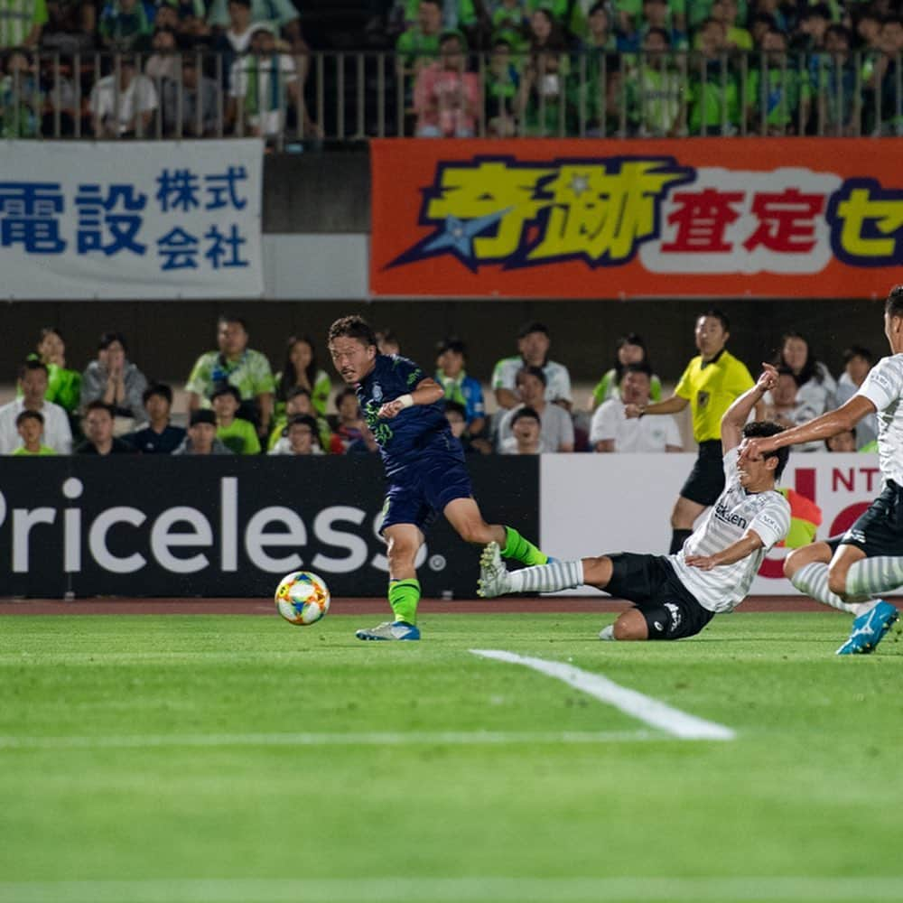 湘南ベルマーレさんのインスタグラム写真 - (湘南ベルマーレInstagram)「【Today's Shot／神戸戦】 3-1WIN‼️✨ これぞ湘南スタイル👍👍 一体感のあるハードワークを90分間貫き、逆転勝利。 ・ 前半に失点を許すも、ハーフタイムに「最後までしっかり顔を上げて、俺たちの戦いを変えるなよ」という監督の言葉で送り出された後半、山﨑選手のゴールでまずは同点に。 74分には杉岡選手のゴールで逆転、78分にはフレイレ選手のゴールで3-1とし、素晴らしい内容で勝利を手にしました🙌 ・ スタジアム全体が揺れるような、ホームで踊るダンスの一体感もすごかったです💃🕺 今日も最高の応援、ありがとうございました‼️ ・ #湘南 #ベルマーレ #湘南ベルマーレ #bellmare #acceleration #加速 #たのしめてるか #山﨑凌吾　#杉岡大暉 #古林将太 #フレイレ #大野和成 #梅崎司」7月15日 1時24分 - shonan_bellmare