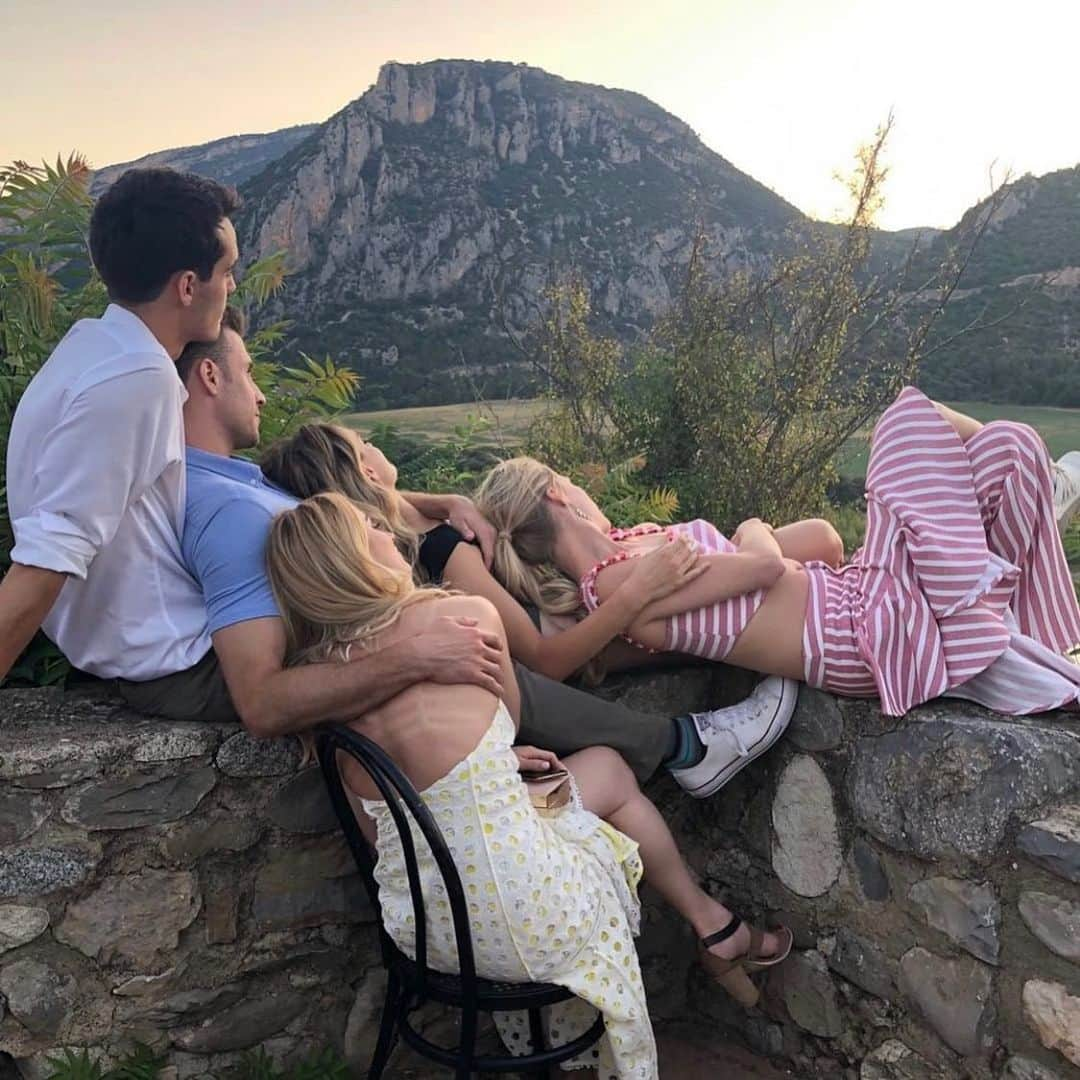 ジョアニー・ロシェットさんのインスタグラム写真 - (ジョアニー・ロシェットInstagram)「Watching the sunrise with friends after a night of celebration...🌄#ericandluiswedding 💕 📸 @gumbigurl」7月15日 1時26分 - joannierochette