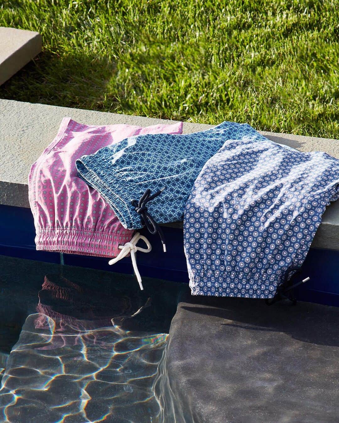 ブルックスブラザーズさんのインスタグラム写真 - (ブルックスブラザーズInstagram)「Transition from pool to patio in a breeze with our ultra soft, quick-drying swim trunks. Offered in two inseams, 6” and 7”, and twenty styles, including classic and novelty prints. #BrooksBrothers #Swim」7月15日 1時43分 - brooksbrothers