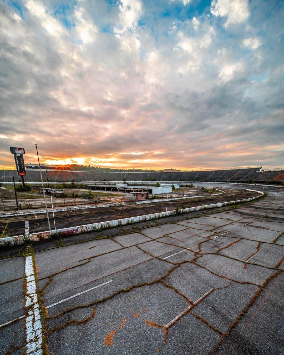 Abandoned Placesさんのインスタグラム写真 - (Abandoned PlacesInstagram)「Abandoned Nascar race track that’s been decaying for the last 8 years 🏎 Photography by @alexplore23」7月15日 1時42分 - itsabandoned