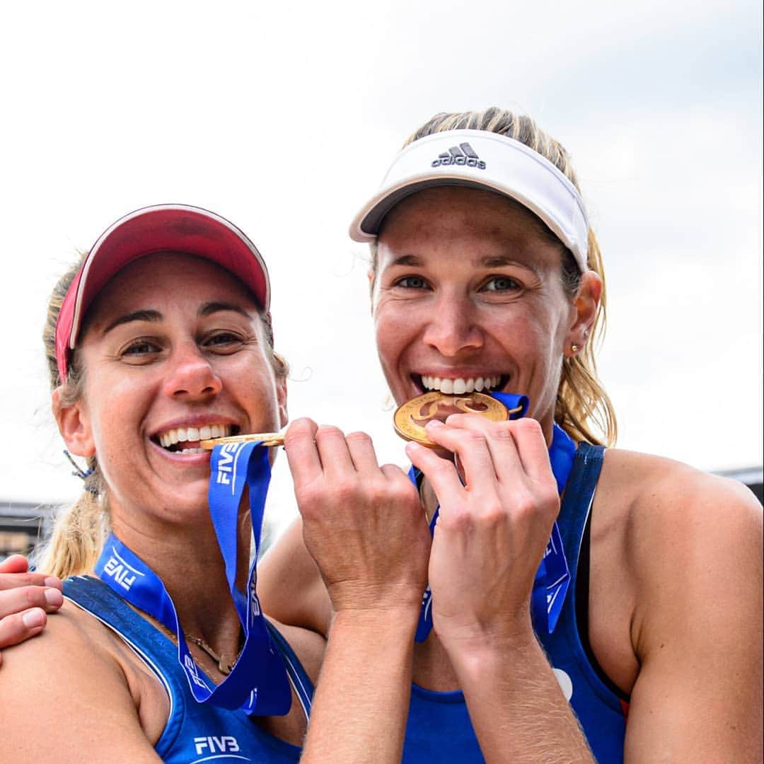 USA Volleyballさんのインスタグラム写真 - (USA VolleyballInstagram)「MORE COWBELL!! 🔔 Alix Klineman/April Ross 🇺🇸 take GOLD🥇 and cowbells at #gstaadmajor, beating Maria Antonelli/Carol of Brazil 🇧🇷 in the final, 15-21, 21-17, 15-12! 🎉🍾🎊 #ATeam #TeamHugs --- Thanks to all the USAV support staff for all your hard work with our teams!」7月15日 1時35分 - usavolleyball