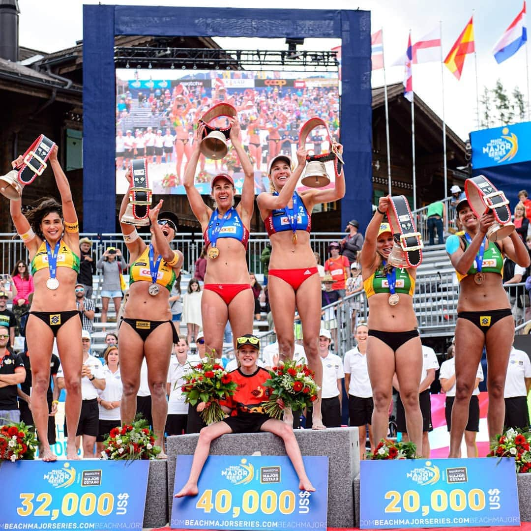 USA Volleyballさんのインスタグラム写真 - (USA VolleyballInstagram)「MORE COWBELL!! 🔔 Alix Klineman/April Ross 🇺🇸 take GOLD🥇 and cowbells at #gstaadmajor, beating Maria Antonelli/Carol of Brazil 🇧🇷 in the final, 15-21, 21-17, 15-12! 🎉🍾🎊 #ATeam #TeamHugs --- Thanks to all the USAV support staff for all your hard work with our teams!」7月15日 1時35分 - usavolleyball