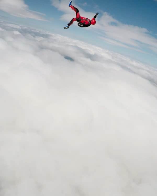 マグナス・ミトボのインスタグラム：「Backflip is so much easier 10 000 ft in the air!」