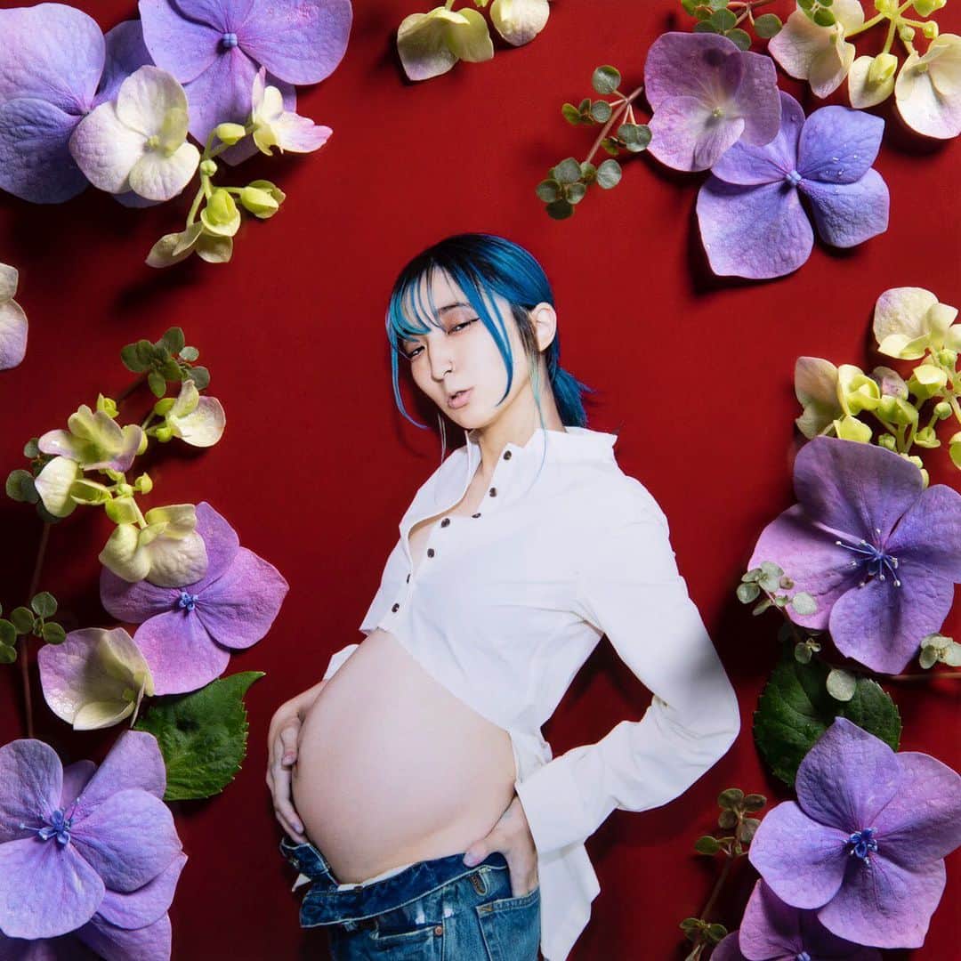 CHiNPANさんのインスタグラム写真 - (CHiNPANInstagram)「フォトグラファーのMIKIちゃんのREDシリーズの作品のモデルしました♥️ この時はまだ赤子お腹の中にいたんだな。そして1週間後には産まれてきたのよね。すでにいかつい妊婦ちゃん懐かしい。#いかつい妊婦になりたくて  #Repost @miki.yamato with @get_repost ・・・ . “RED PORTRAIT” #9 . 今回のred portraitは @13chinpan ❤️ . 最も尊敬する水墨画家で友人で、令和とともに母になった女性。 不思議なつながりが多い人。 彼女の作品は独特の世界観。いつの時代か、 どこの世界か、ちんぱんの国へ行ったような気持ちになって好きです。 本人は底抜けに明るい性格で会うと元気にしてくれる♡ . 今回の花は紫陽花。 アジサイは色によって花言葉が違うけれど、最近では「家族団欒」が広まって母の日に贈られる事が増えているそう。 . . . . portrait series of @miki.yamato . #REDPORTRAIT 2018年6月より撮り始めた赤シリーズ。女性と植物をテーマにしたポートレート。 自らのテーマカラー“赤”をバックグラウンドとして、個々の女性らしさ・強さ・優しさ・パッション・美しさを表現した作品。 . . . つづく . . . . . . . . #redportrait #portrait #mikiyamatophotography  #hydrangea  #family  #languageofflowers #yamatored」7月15日 1時41分 - 13chinpan
