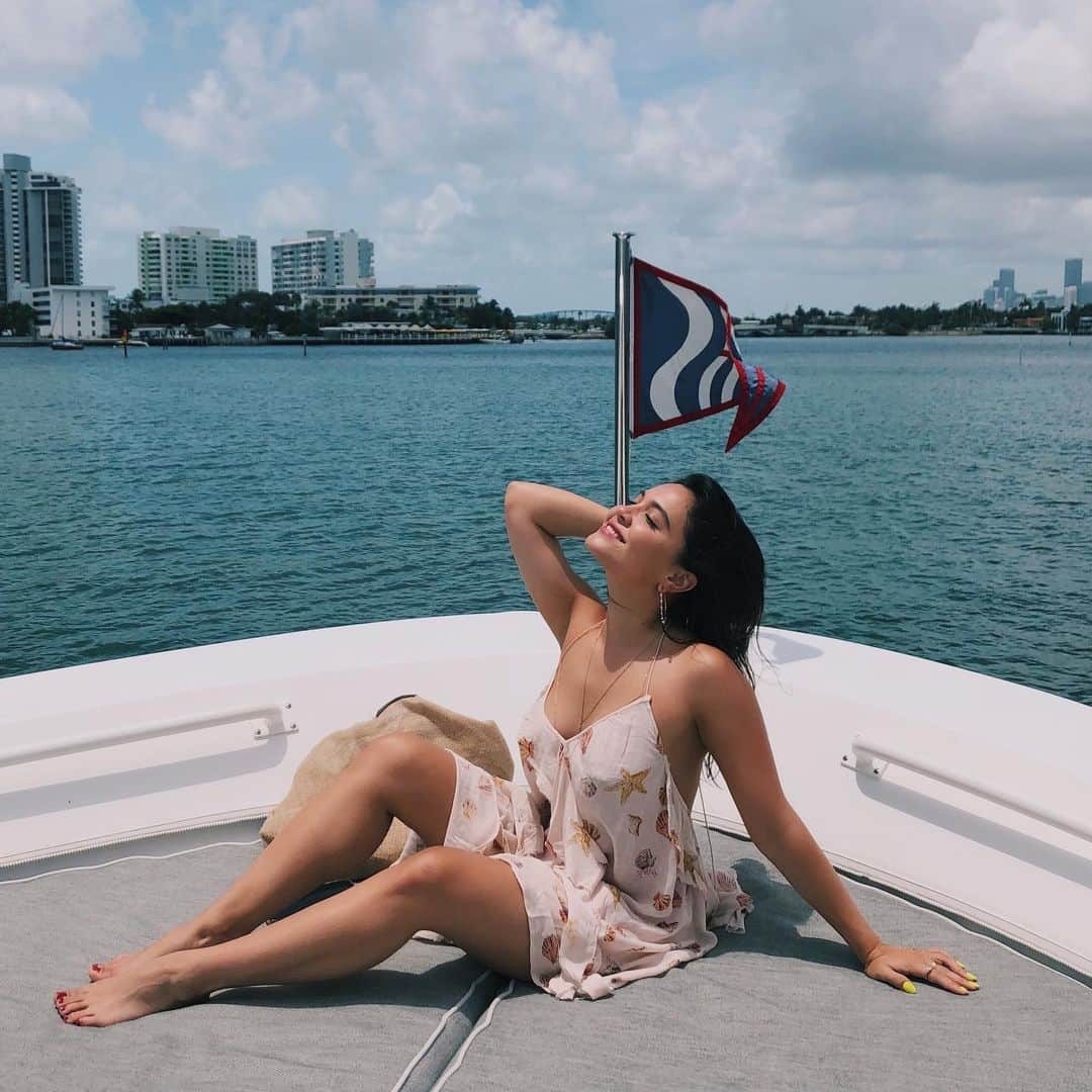 ステラ・ハジェンズのインスタグラム：「needed a good dose of vitamin sea ☀️😭 *sooo cringe* whatever it’s sunday punday for me 🐬」