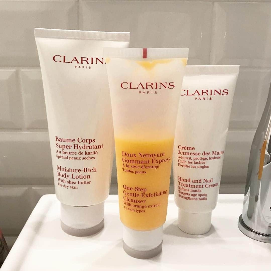 CLARINSさんのインスタグラム写真 - (CLARINSInstagram)「Everyday faves 😍 Which products do you use daily? Tag us in pics of your #ClarinsEmpties! 📷: @mdme_pii #ClarinsSkincare」7月15日 1時45分 - clarinsusa