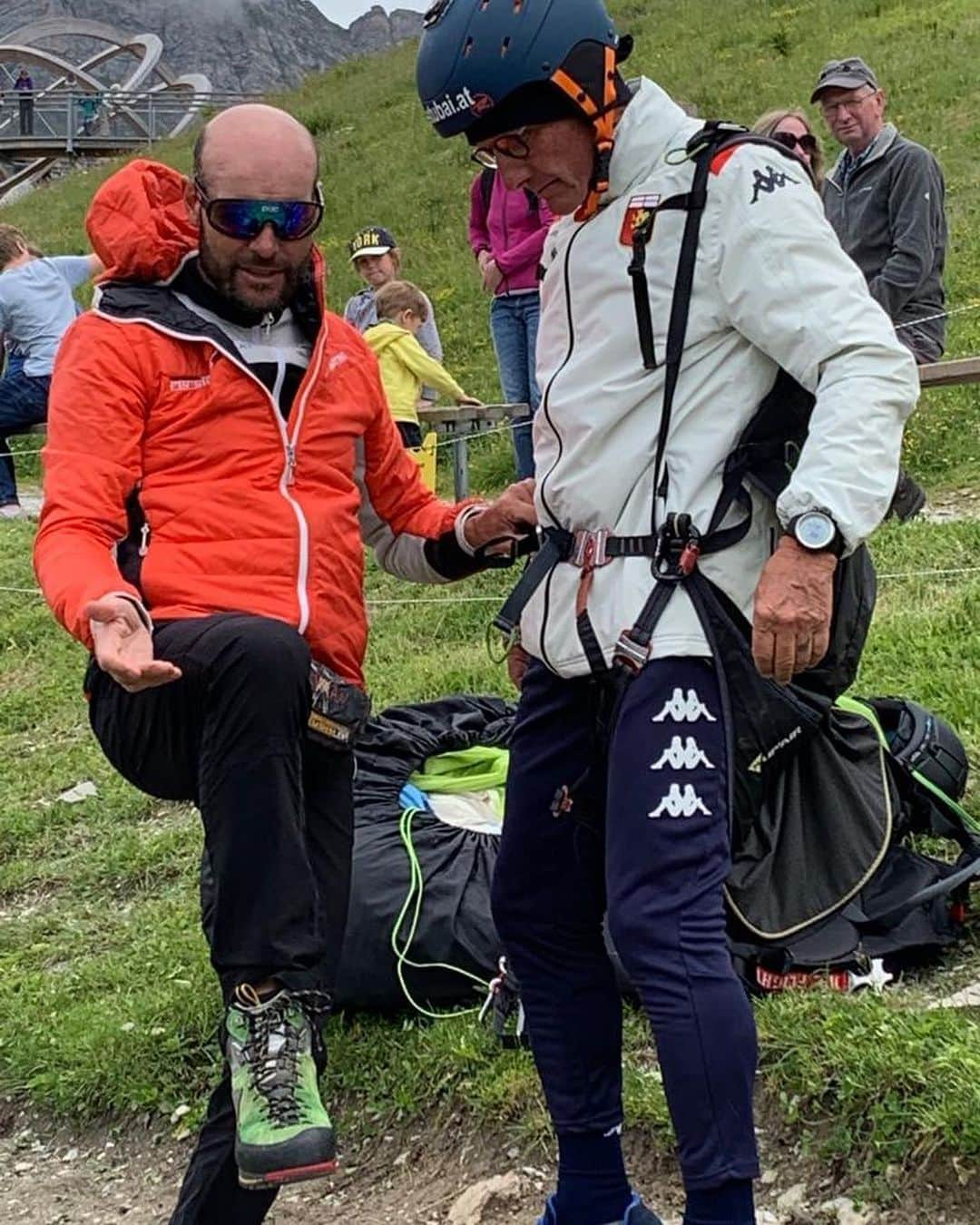 ジェノアCFCさんのインスタグラム写真 - (ジェノアCFCInstagram)「🔴🔵 Mister #Andreazzoli ha provato il parapendio in tandem...esperienza positiva, a giudicare dall’ultima foto! 😂🔝」7月15日 1時45分 - genoacfc