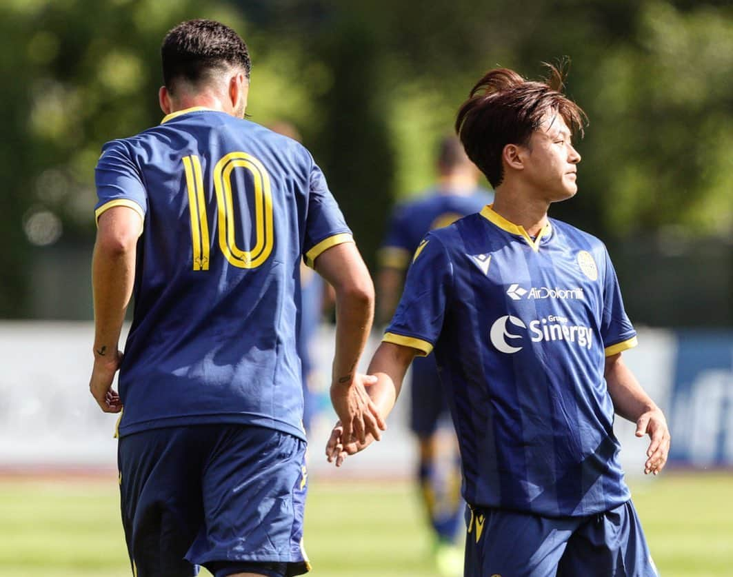 エラス・ヴェローナFCさんのインスタグラム写真 - (エラス・ヴェローナFCInstagram)「💛💙😎 Spalti pieni, esordio delle nuove maglie, due formazioni diverse e tanti gol: buona la prima (12-0) per il Verona in amichevole col Primiero ✌️#Primiero2019 _______________________________________________⚽️⚽️⚽️⚽️ @pazzini ⚽️⚽️⚽️ @lubot11 ⚽️⚽️ @samueldicarmine ⚽️ @mattiazaccagni20_ ⚽️ @danielbessa ⚽️ @maxkumbulla」7月15日 1時46分 - hellasveronafc