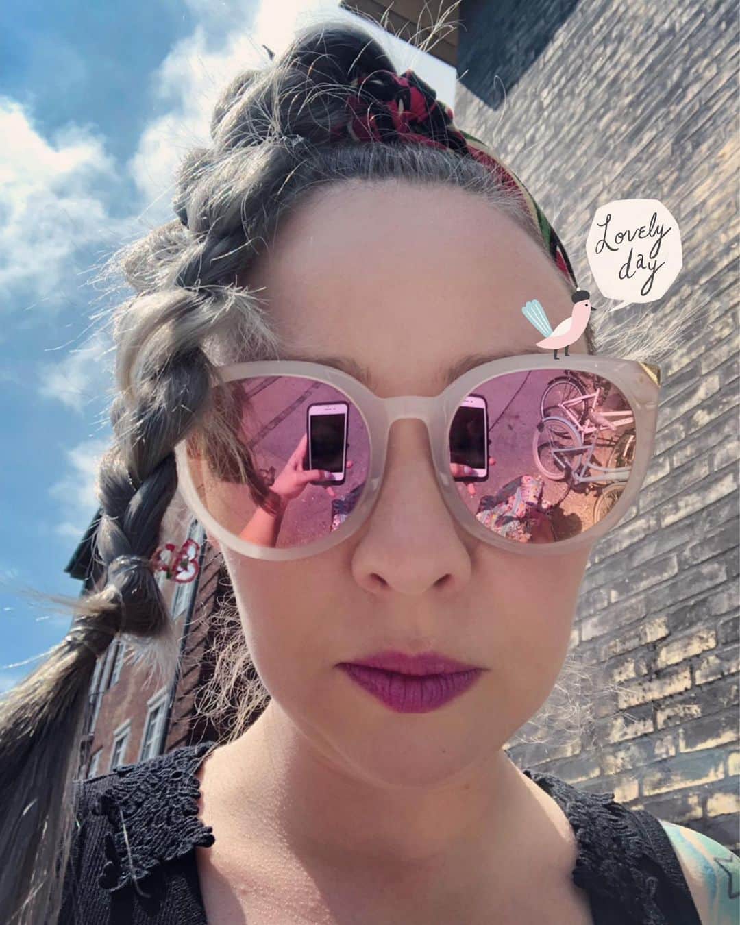 サイモンとマルティナのインスタグラム：「Hi~ we’re in Copenhagen for two days before flying back to Tokyo 🇩🇰 We luckily stumbled into a Jazz Festival weekend! Food trucks! Music on the streets! Summer vibes~🎺 🎶 🇩🇰」