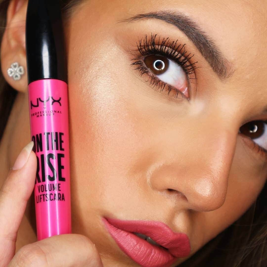 NYX Cosmeticsさんのインスタグラム写真 - (NYX CosmeticsInstagram)「*Falsies have left the chat* 👋👩‍💻 @francescabondimua lifts & lengthens her lashes to the gods using our NEW On The Rise Volume Liftscara ($11) 👀💕 || #nyxcosmetics #nyxprofessionalmakeup #crueltyfreebeauty #veganformula」7月15日 1時59分 - nyxcosmetics