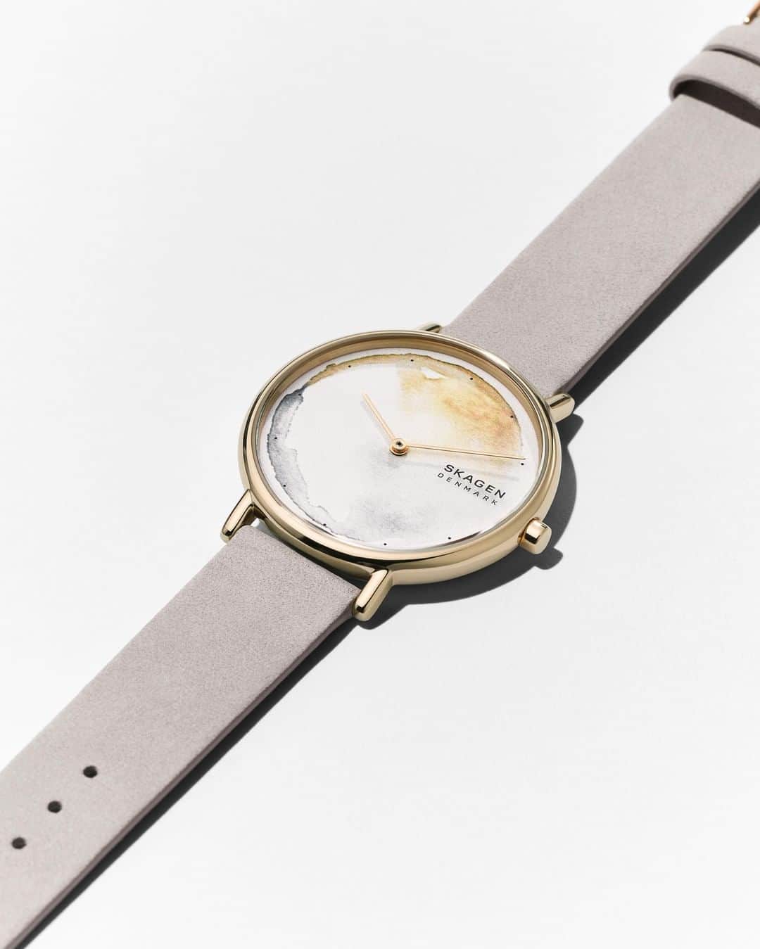 のインスタグラム：「Sunrises and sunsets along the Skagen coastline inspired the watercolor dial on our new Signatur. Tap to shop the Signatur. . . . . . #watchoftheday #instawatch #watercolors #summerstyle」