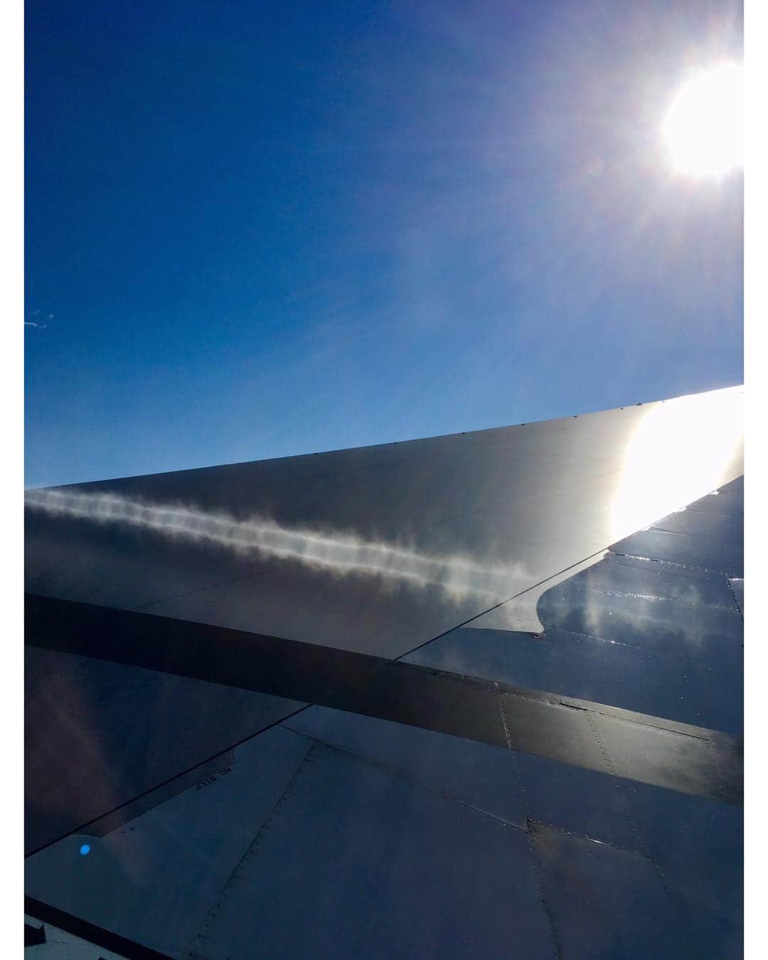 堀込泰行さんのインスタグラム写真 - (堀込泰行Instagram)「飛行機雲に乗って本日夕方に沖縄へ到着。約8年ぶり。明日のために今やるべきこと、それは早く寝ること！ #contrail #飛行機雲」7月15日 1時55分 - yasuyuki_horigome