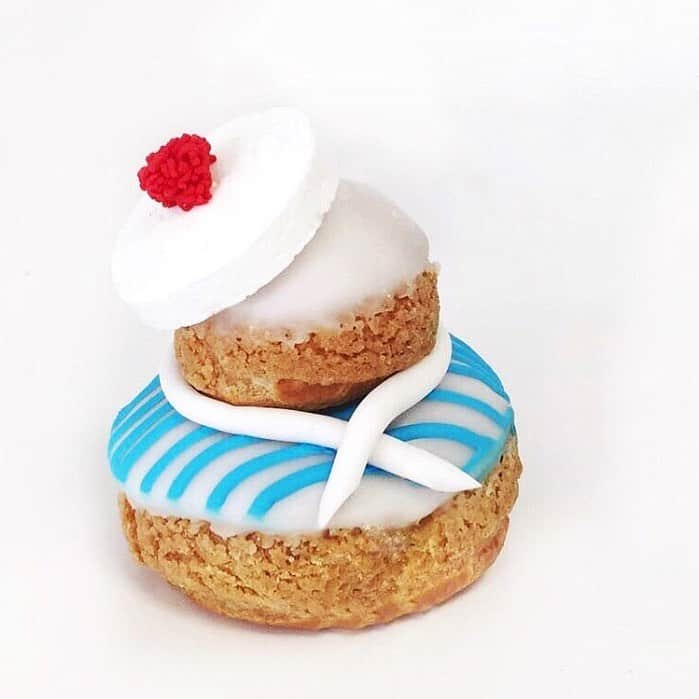 DOMINIQUE ANSEL BAKERYさんのインスタグラム写真 - (DOMINIQUE ANSEL BAKERYInstagram)「Happy Bastille Day! Celebrating with our Frenchie Religieuse, a double-decker cream puff filled with Nutella pastry cream and topped with a marshmallow beret. #🇫🇷」7月15日 2時03分 - dominiqueansel