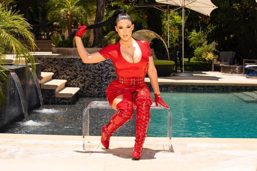 Jules Jordanのインスタグラム：「Results of the light test @theangelawhite 💃🏻💃🏻💃🏻#latex  table by @pushnik_photo」