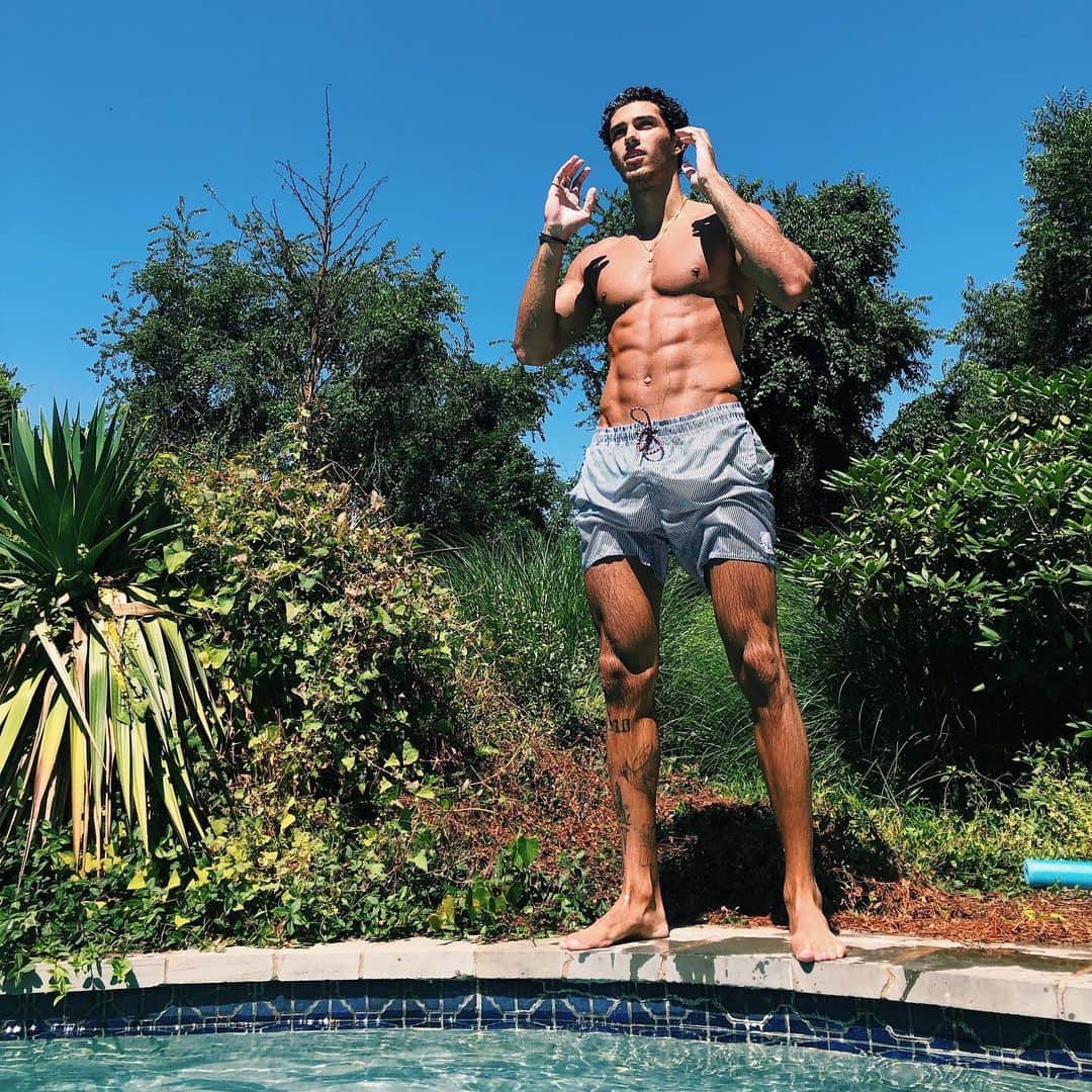 Steven Kellyのインスタグラム：「Home feels good ☀️ 💦」