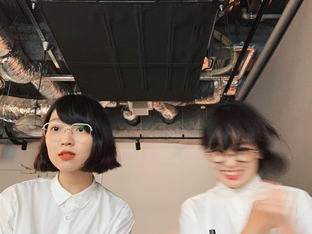 のインスタグラム：「@fumikomiyu_soudanshitsu の撮影でした📸  こんな楽しそうな自分の写真をみたのは久しぶりだね  写真が苦手な人は、いつも秒速18mくらいで動いているとひとりだけ解像度粗くなれるからおすすめ #おすすめ  右が私です （外国の方へ向けたコメント」