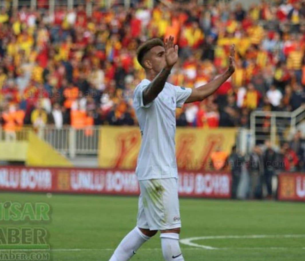 ミゲル・ロペスのインスタグラム：「🇵🇹 Termina assim uma ligação de 3 anos fantásticos que vivi neste clube! Fizemos história ganhando 2 taças , levando este clube a UEFA pela a primeira vez . Foi um enorme orgulho para mim , ter vestido esta camisola. Agradecer a todos as pessoas dentro do clube (massagistas , físios, roupeiros , cozinheiros , diretores, tradutor) que me fizeram sentir sempre amado e respeitado e principalmente realizado como futebolista. Obrigado ao presidente e as respectivas equipas técnicas pelo o grande trabalho que fizeram . Agradecer por último aos adeptos deste clube que nos bons e maus momentos sempre nos apoiaram , obrigado por todo o carinho que me deram e por me fazerem sentir especial para vocês ! Espero que este ano lutem e voltem novamente para onde vocês merecem estar ! Super lig espera por vocês ! Força! 🇹🇷 Bu kulüpte harika 3 sene geçirdim. Bugün itibariyle bu harika üç senenin sonuna geldik. 3 senede 3 kupa finali oynadık. Kulüp tarihinde bir ilk olan 2 özel kupayı kazanıp Akhisar’a getirdik. İlk defa UEFA Avrupa Liginde oynayarak Türk Bayrağını ve ilçemizi en güzel şekilde temsil etmeye çalıştık. Bu formayı giymek bana herzaman büyük bir gurur kaynağı oldu! Bu güzel üç sene için kulüpte emeği geçen herkese teşekkür ediyorum. (Tercüman, şöför, doktorlar, fizyoterapistler, antrenörler, idari personel ve güvenlik görevlisinden aşçısına tüm kulüp çalışanları) Hepsinin bende hakkı vardır. Hakkınızı helal edin. Ayrıca çalıştığım tüm teknik direktörlere de özel bir teşekkür ederim. Tabiki Başkanımıza ve tüm yönetim kurulu üyelerine de büyük bir teşekkürü borç bilirim. En önemli ve en özel teşekkürü de geldiğim ilk günden bügüne kadar en kötü günümde bile beni karşılıksız destekleyen Akhisarapor taraftarına ediyorum.. Bu sene için gönülden başarılar diliyorum. Bu kulüp SüperLig’e tekrar çıkmayı hak ediyor. Herşey için teşekkürler 🙏🏻🙌🏻🖤💚」