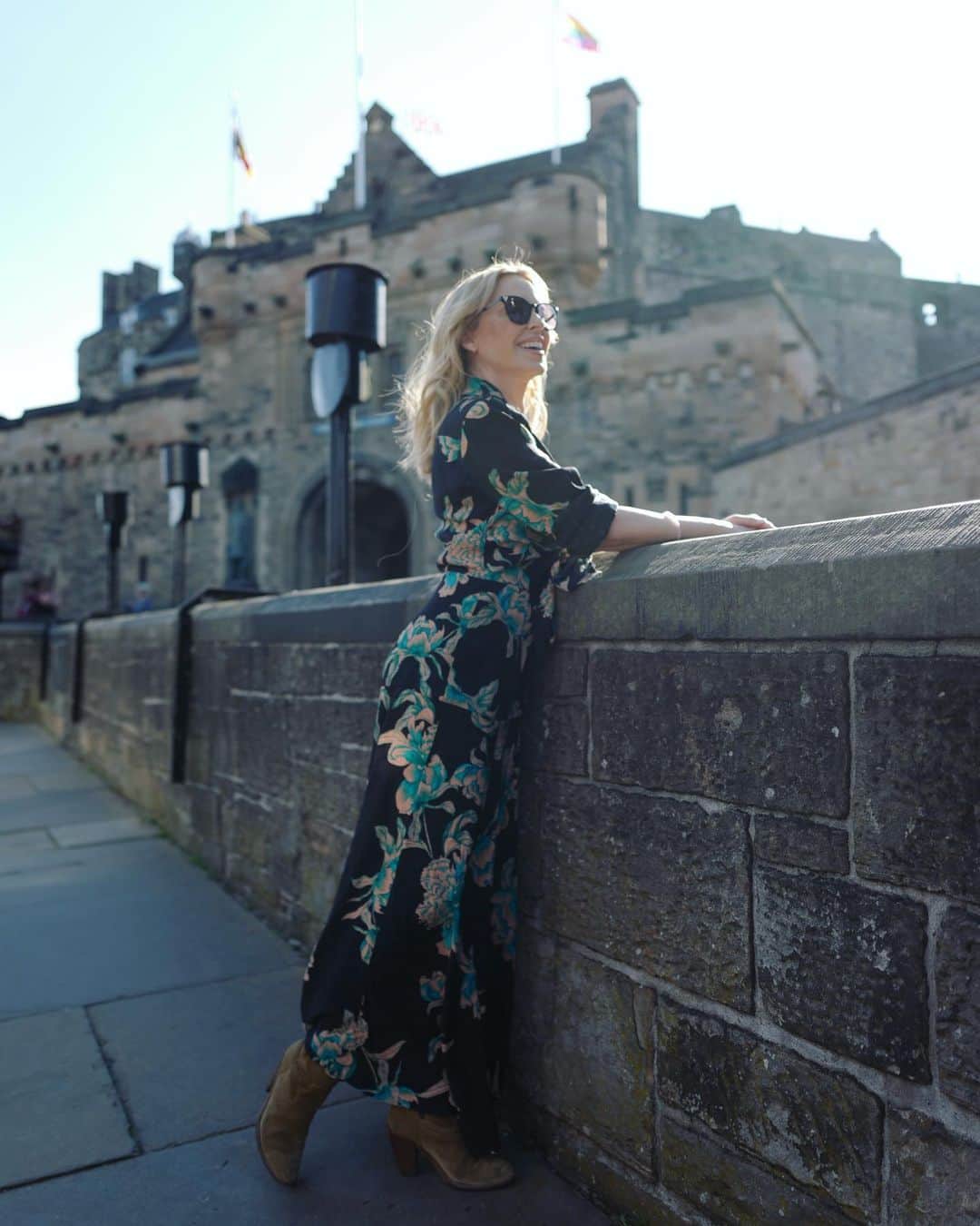 カイリー・ミノーグさんのインスタグラム写真 - (カイリー・ミノーグInstagram)「Edinburgh Castle ... we’re all so excited to be here!」7月15日 2時29分 - kylieminogue