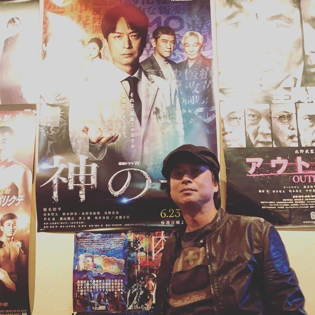 椎名桔平さんのインスタグラム写真 - (椎名桔平Instagram)「#神の手#WOWOW 本日は第4話。後半戦に入ります！ぜひご覧下さい。20年以上通うバーにて^_^」7月14日 17時34分 - kippeishiina