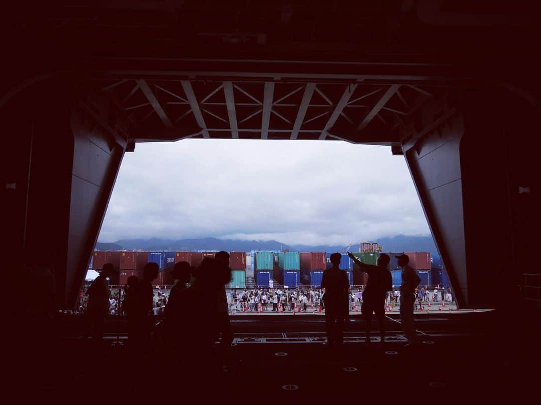takegaeruさんのインスタグラム写真 - (takegaeruInstagram)「今日は護衛艦「かが」の見学へ 全長248mの船体は圧巻！ 船の上にいることを忘れてしまいます 甲板への移動がカッコいい！ #護衛艦かが #敦賀港 #海上自衛隊」7月14日 17時35分 - takegaeru