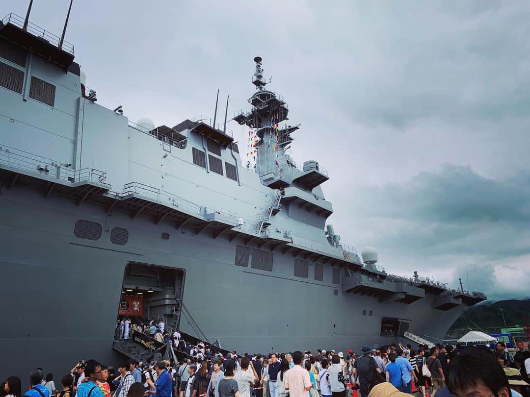 takegaeruのインスタグラム：「今日は護衛艦「かが」の見学へ 全長248mの船体は圧巻！ 船の上にいることを忘れてしまいます 甲板への移動がカッコいい！ #護衛艦かが #敦賀港 #海上自衛隊」