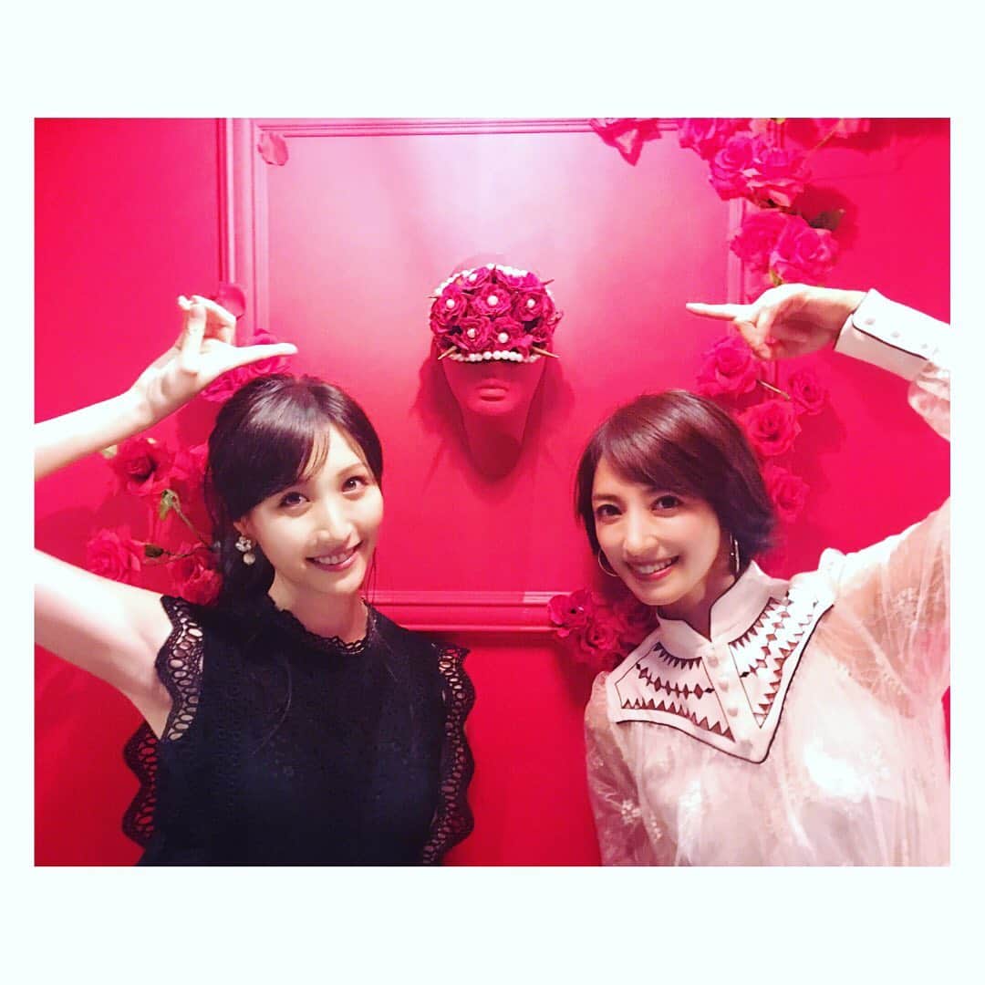 のインスタグラム：「東京喰種レストラン！  るーりーと一緒に行ってきました。 たくさん写真を撮りました☺️ ブログでもたくさん載せますね。 よかったら見てください。  #喰種レストラン#期間限定 #4万本のバラ #人気すぎて延長するそう。 #漫画好きにはたまらないです。 #喰種が体験できるなんて 楽しすぎました。 #るーりー#横山ルリカ #るーりーが可愛すぎて写真 撮りまくってしまいました。 #ブログも見てください。 たくさん写真載せます！」