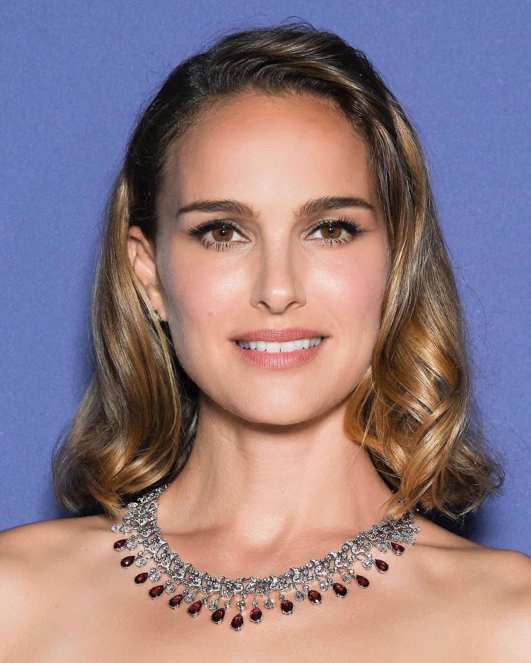 Chaumetさんのインスタグラム写真 - (ChaumetInstagram)「At the gala dinner at the Casino de Monte-Carlo in Monaco, following the inauguration of our Chaumet in Majesty exhibition. For the festivities, renowned actress @natalieportman was dazzling in our Soir de Fête necklace set with diamonds and pear-cut rubies. #Chaumet #ChaumetMonaco #CelebritiesinChaumet #HighJewellery #HauteJoaillerie #SoirdeFete」7月14日 17時43分 - chaumetofficial