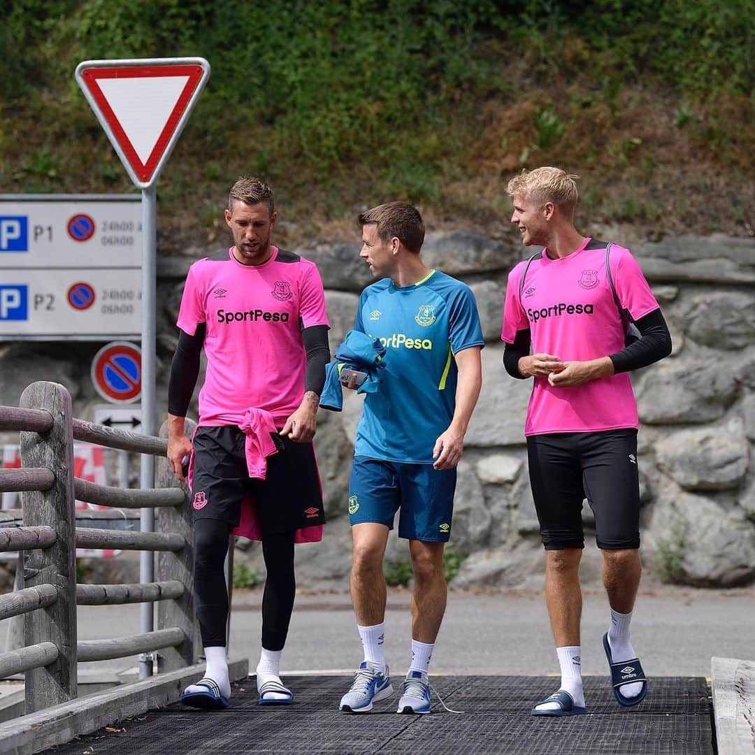 エヴァートンFCさんのインスタグラム写真 - (エヴァートンFCInstagram)「Swiss strolls... and sprints! 😅 • • • #everton #efc #switzerland #bagnes #alps #training #altitude #epl #pl #premierleague」7月14日 17時44分 - everton