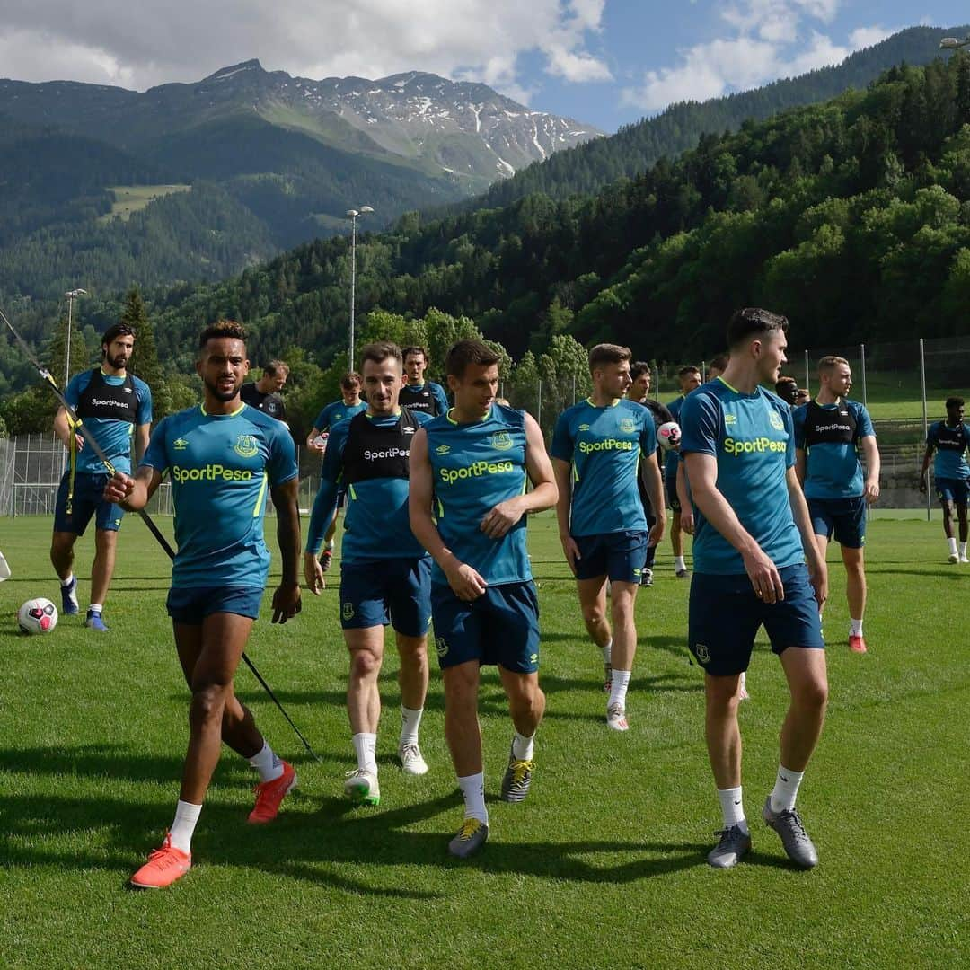 エヴァートンFCさんのインスタグラム写真 - (エヴァートンFCInstagram)「Swiss strolls... and sprints! 😅 • • • #everton #efc #switzerland #bagnes #alps #training #altitude #epl #pl #premierleague」7月14日 17時44分 - everton