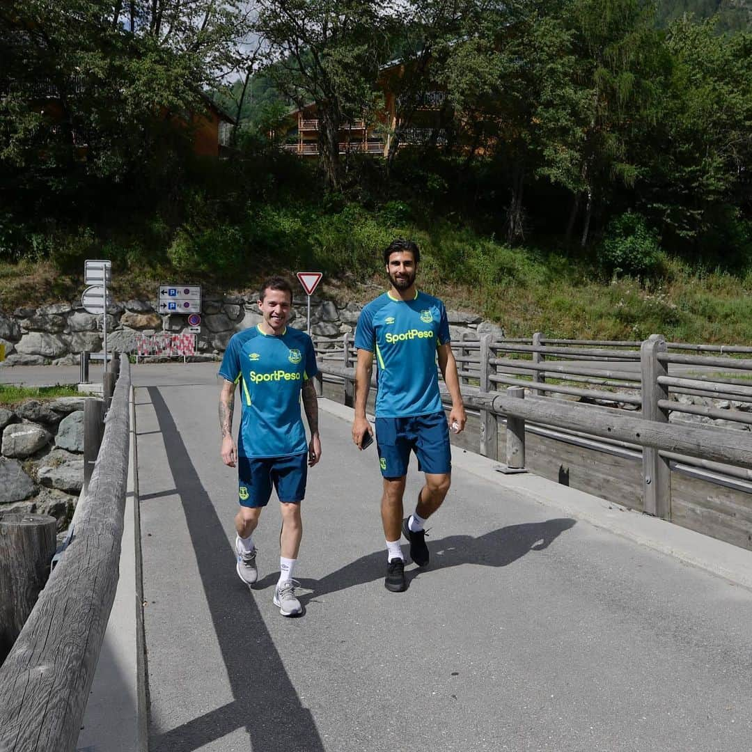 エヴァートンFCさんのインスタグラム写真 - (エヴァートンFCInstagram)「Swiss strolls... and sprints! 😅 • • • #everton #efc #switzerland #bagnes #alps #training #altitude #epl #pl #premierleague」7月14日 17時44分 - everton