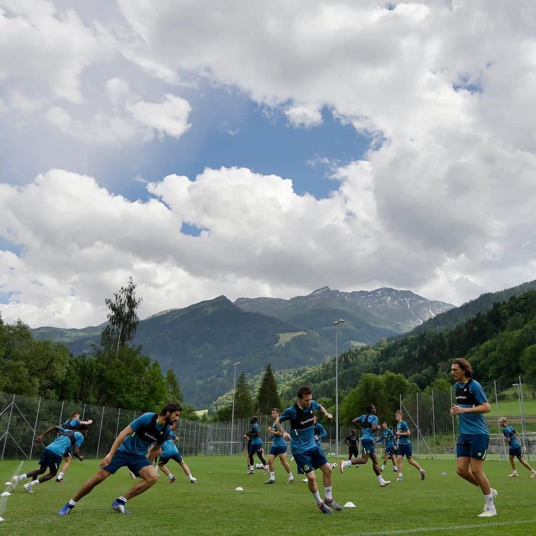 エヴァートンFCさんのインスタグラム写真 - (エヴァートンFCInstagram)「Swiss strolls... and sprints! 😅 • • • #everton #efc #switzerland #bagnes #alps #training #altitude #epl #pl #premierleague」7月14日 17時44分 - everton