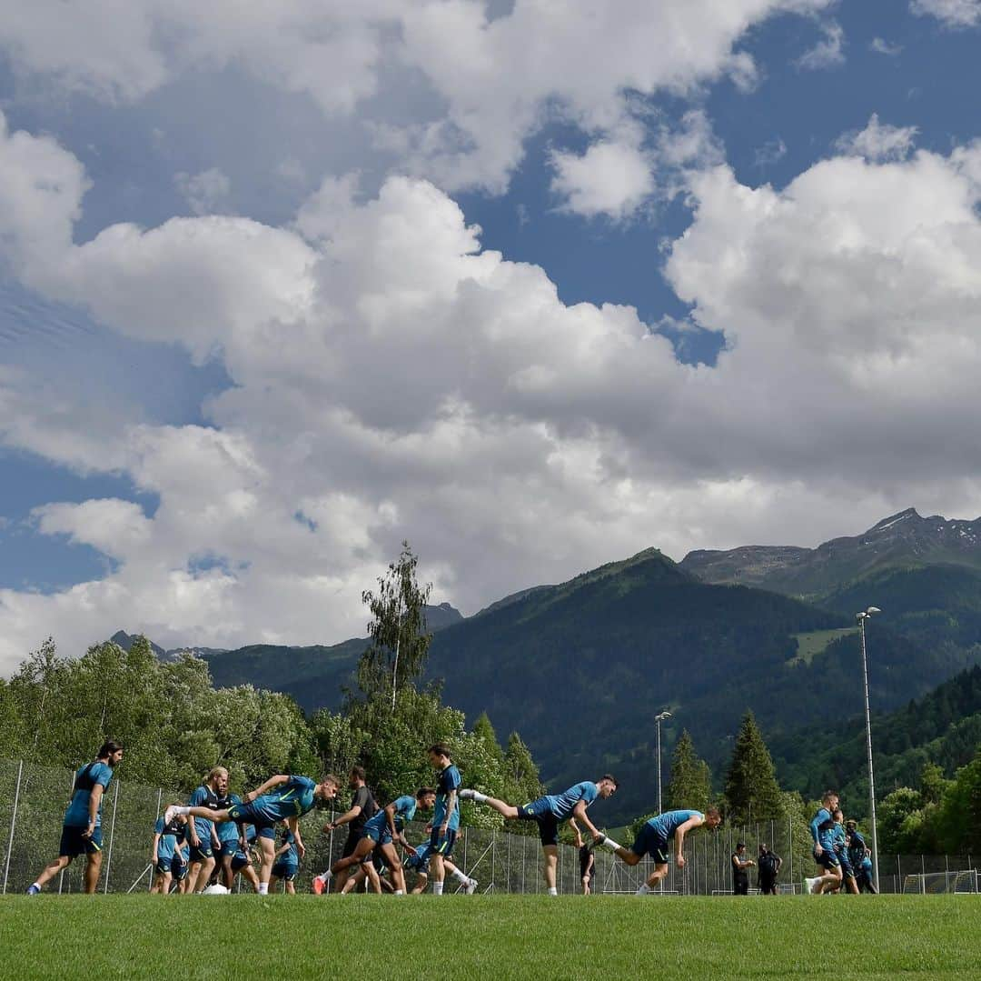 エヴァートンFCさんのインスタグラム写真 - (エヴァートンFCInstagram)「Swiss strolls... and sprints! 😅 • • • #everton #efc #switzerland #bagnes #alps #training #altitude #epl #pl #premierleague」7月14日 17時44分 - everton