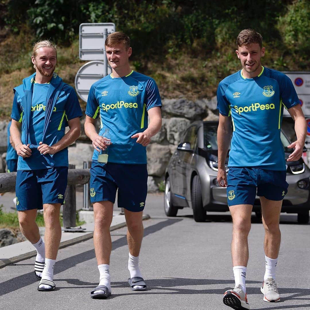 エヴァートンFCさんのインスタグラム写真 - (エヴァートンFCInstagram)「Swiss strolls... and sprints! 😅 • • • #everton #efc #switzerland #bagnes #alps #training #altitude #epl #pl #premierleague」7月14日 17時44分 - everton