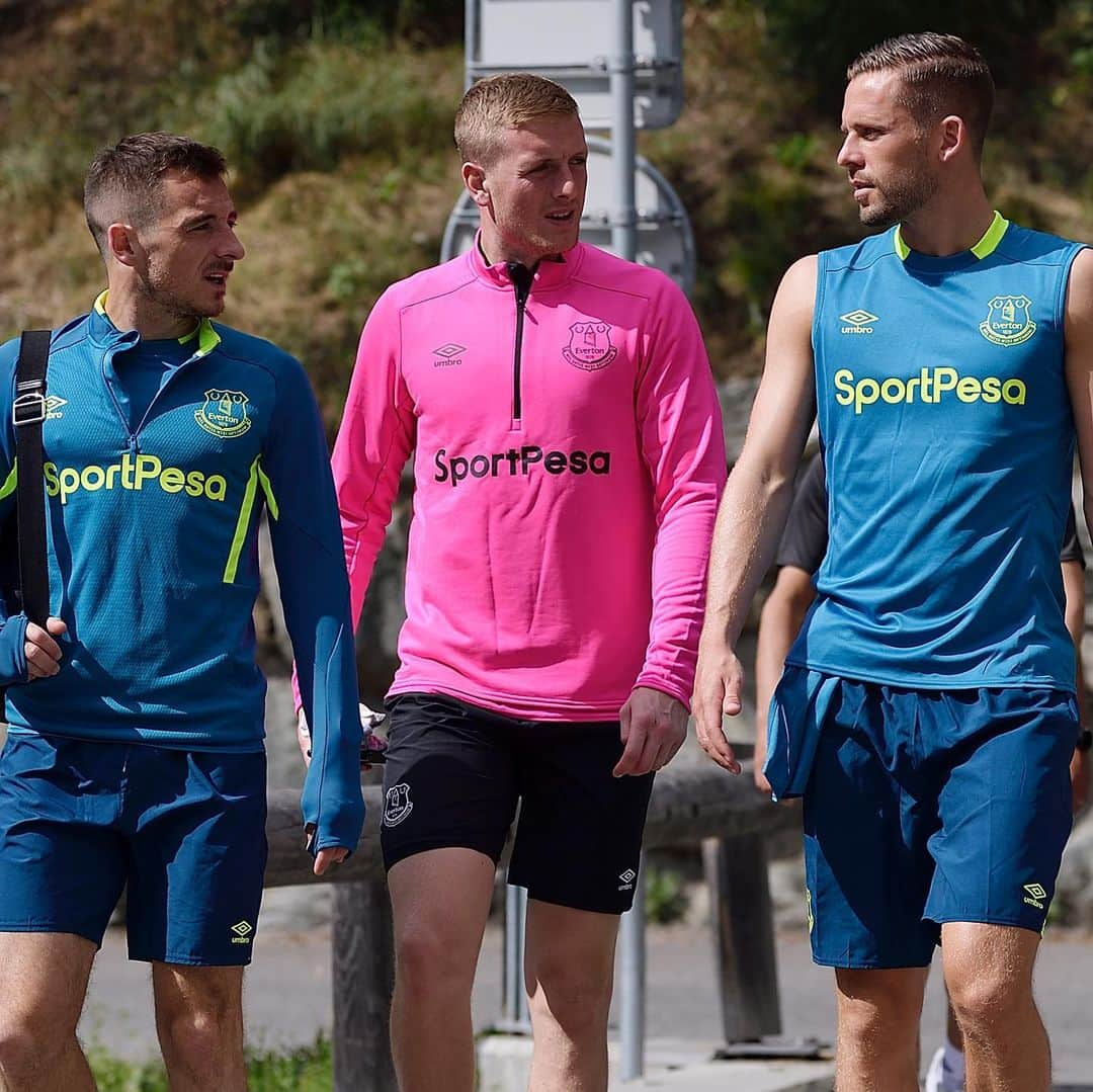 エヴァートンFCさんのインスタグラム写真 - (エヴァートンFCInstagram)「Swiss strolls... and sprints! 😅 • • • #everton #efc #switzerland #bagnes #alps #training #altitude #epl #pl #premierleague」7月14日 17時44分 - everton