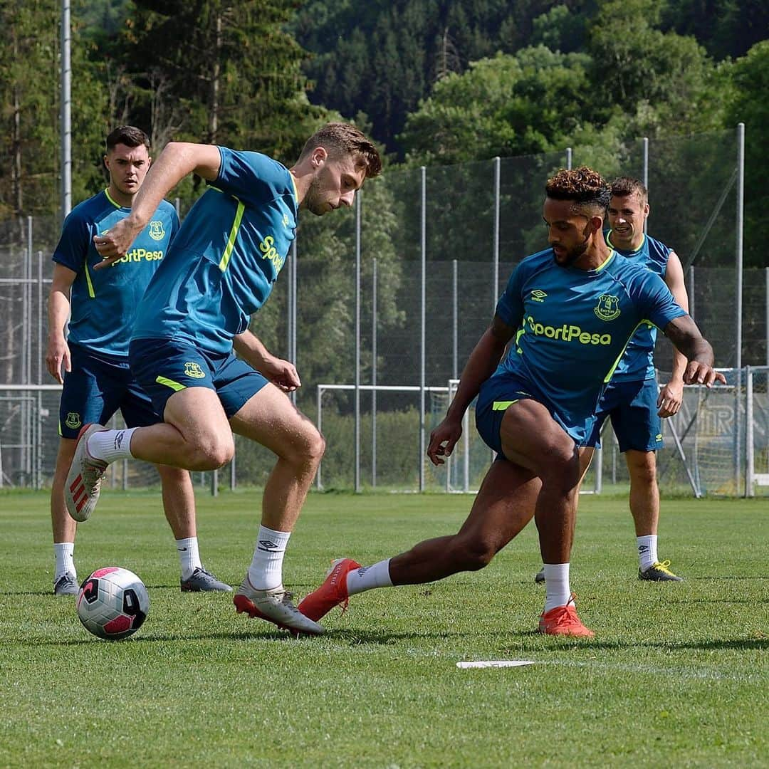 エヴァートンFCさんのインスタグラム写真 - (エヴァートンFCInstagram)「Swiss strolls... and sprints! 😅 • • • #everton #efc #switzerland #bagnes #alps #training #altitude #epl #pl #premierleague」7月14日 17時44分 - everton