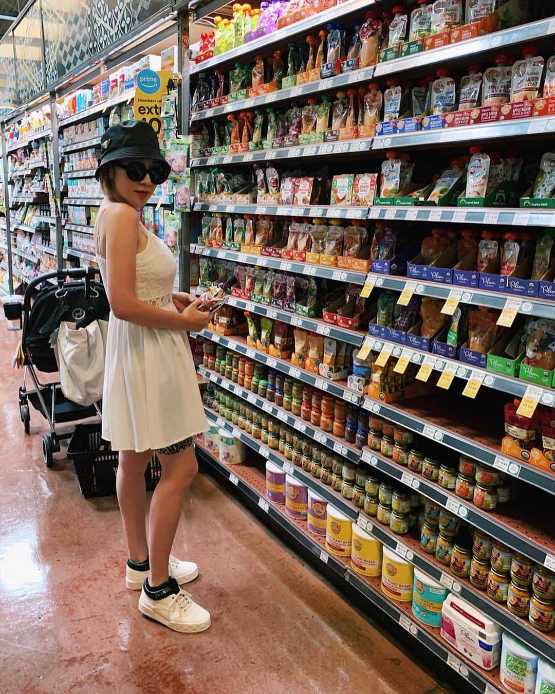 のインスタグラム：「Whole Foods Marketで オーガニックのものを たくさん調達しにいきました✌️ 楽しくてここに 何時間でもいれちゃう！！🤩 babyfoodもたくさんあって 少しだけ買ってみたよ☺️ . . . お洋服はタグ付けました💙 . . . #hawaii#wholefoodsmarket」