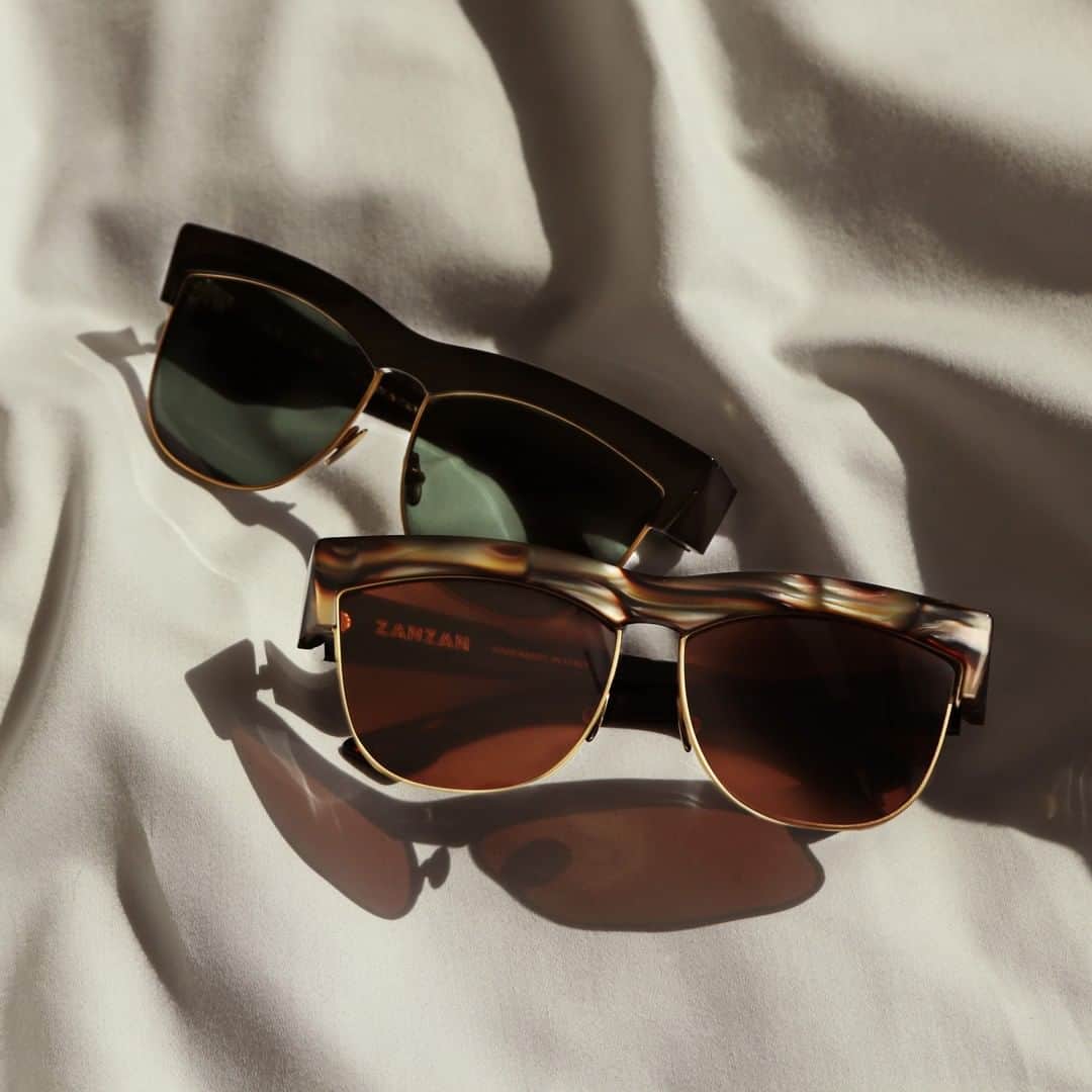 Meganさんのインスタグラム写真 - (MeganInstagram)「Our combination metal and acetate flat-top frame Zanzan MODOTTI in two flavours ➖ Mother-of-pearl and black. Handmade in Italy and available at zanzan.co.uk⁠ ⁠ ⁠ #サングラス #선글라스 #lunettes #occhiali #sunglasses #eyewear #handmadeinitaly #slowfashion #buybetterbuyless #zanzaneyewear ⁠ ⁠」7月14日 17時53分 - zanzan_domus