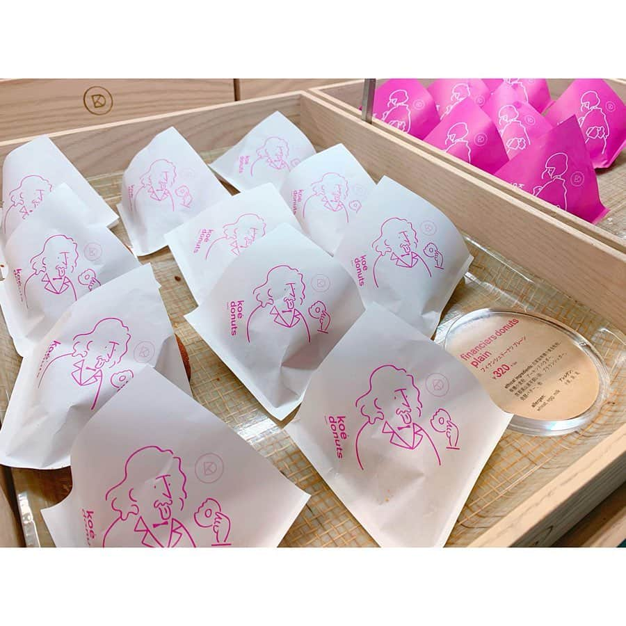 くまみきさんのインスタグラム写真 - (くまみきInstagram)「京都のお洒落なドーナツ屋さんkoé donuts🍩💗﻿ 美味しそうなものばかりでどれを食べようかめっちゃ迷ったけど…せっかく京都に来たので「ドーナツメルト 濃厚宇治抹茶ティラミス（¥800+tax）」を注文しました🍵﻿ 調べたら6月中の期間限定っぽかったんだけど、7月でも食べれた私はラッキーだったのかな？笑﻿ 他の季節も限定商品とかあるのかしら💗？﻿ 目の前で作ってくれて、食べる時のワクワクが増したよ〜🤤﻿ 食べる時にドーナツにお抹茶をかけて、ナイフとフォークでいただきます!!﻿ もはやドーナツの域超えてる!!笑﻿ ﻿ あいにゃんは苺のドーナツメルトを注文してたよ🍓﻿ 甘いの好きさんはこちらがおすすめ💗﻿ ﻿ ファッションブランド「コエ(koé)」が手がけるお店で、店内も店員さんの服装もめっちゃお洒落でした🥺✨﻿ ﻿ 他のドーナツも洋風なものからみたらし味とか和の味も揃ってて気になるものばかり!!﻿ また京都行った時には食べてみたいな〜🥰﻿ ﻿ お店の様子や作ってるとこ&食レポもYouTube動画で配信してます✨﻿ 「くまみき 京都」で検索してみてね☺️﻿ https://youtu.be/gcPe1kQVzFk﻿ ﻿ koé donuts kyoto (コエ・ドーナツ京都)﻿ @koe_donuts﻿ 京都府京都市中京区新京極通四条上ル中之町557﻿ ﻿ #koedonuts﻿ #コエドーナツ﻿ #抹茶スイーツ﻿ #京都カフェ ﻿ #京都カフェ巡り﻿ #京都スイーツ﻿﻿ #京都巡り﻿ #kyotocafe」7月14日 17時53分 - kumamiki