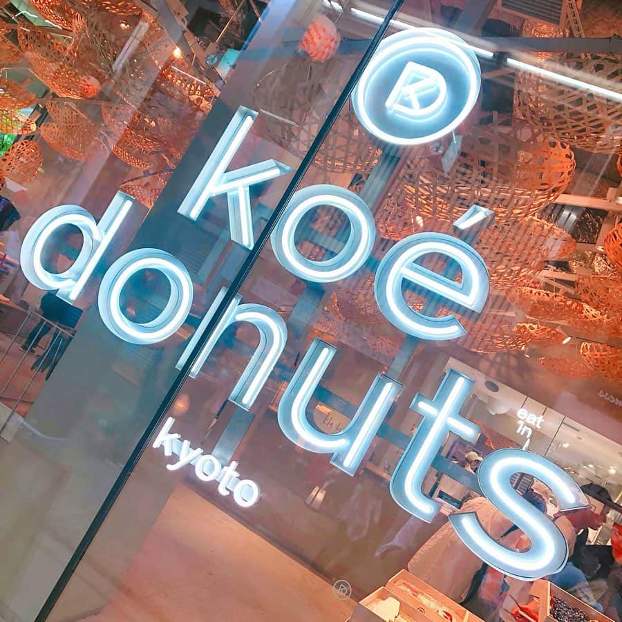 くまみきさんのインスタグラム写真 - (くまみきInstagram)「京都のお洒落なドーナツ屋さんkoé donuts🍩💗﻿ 美味しそうなものばかりでどれを食べようかめっちゃ迷ったけど…せっかく京都に来たので「ドーナツメルト 濃厚宇治抹茶ティラミス（¥800+tax）」を注文しました🍵﻿ 調べたら6月中の期間限定っぽかったんだけど、7月でも食べれた私はラッキーだったのかな？笑﻿ 他の季節も限定商品とかあるのかしら💗？﻿ 目の前で作ってくれて、食べる時のワクワクが増したよ〜🤤﻿ 食べる時にドーナツにお抹茶をかけて、ナイフとフォークでいただきます!!﻿ もはやドーナツの域超えてる!!笑﻿ ﻿ あいにゃんは苺のドーナツメルトを注文してたよ🍓﻿ 甘いの好きさんはこちらがおすすめ💗﻿ ﻿ ファッションブランド「コエ(koé)」が手がけるお店で、店内も店員さんの服装もめっちゃお洒落でした🥺✨﻿ ﻿ 他のドーナツも洋風なものからみたらし味とか和の味も揃ってて気になるものばかり!!﻿ また京都行った時には食べてみたいな〜🥰﻿ ﻿ お店の様子や作ってるとこ&食レポもYouTube動画で配信してます✨﻿ 「くまみき 京都」で検索してみてね☺️﻿ https://youtu.be/gcPe1kQVzFk﻿ ﻿ koé donuts kyoto (コエ・ドーナツ京都)﻿ @koe_donuts﻿ 京都府京都市中京区新京極通四条上ル中之町557﻿ ﻿ #koedonuts﻿ #コエドーナツ﻿ #抹茶スイーツ﻿ #京都カフェ ﻿ #京都カフェ巡り﻿ #京都スイーツ﻿﻿ #京都巡り﻿ #kyotocafe」7月14日 17時53分 - kumamiki