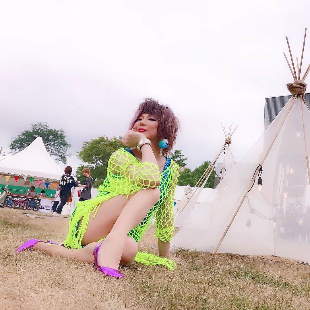 ミッツ・マングローブさんのインスタグラム写真 - (ミッツ・マングローブInstagram)「JOIN ALIVE 2019 今年初の夏フェスは北海道。 声も脚も出しまくり！ #joinalive  #fishnet #neoncolours #自然光 #星屑スキャット」7月14日 18時12分 - mitz_mangrove